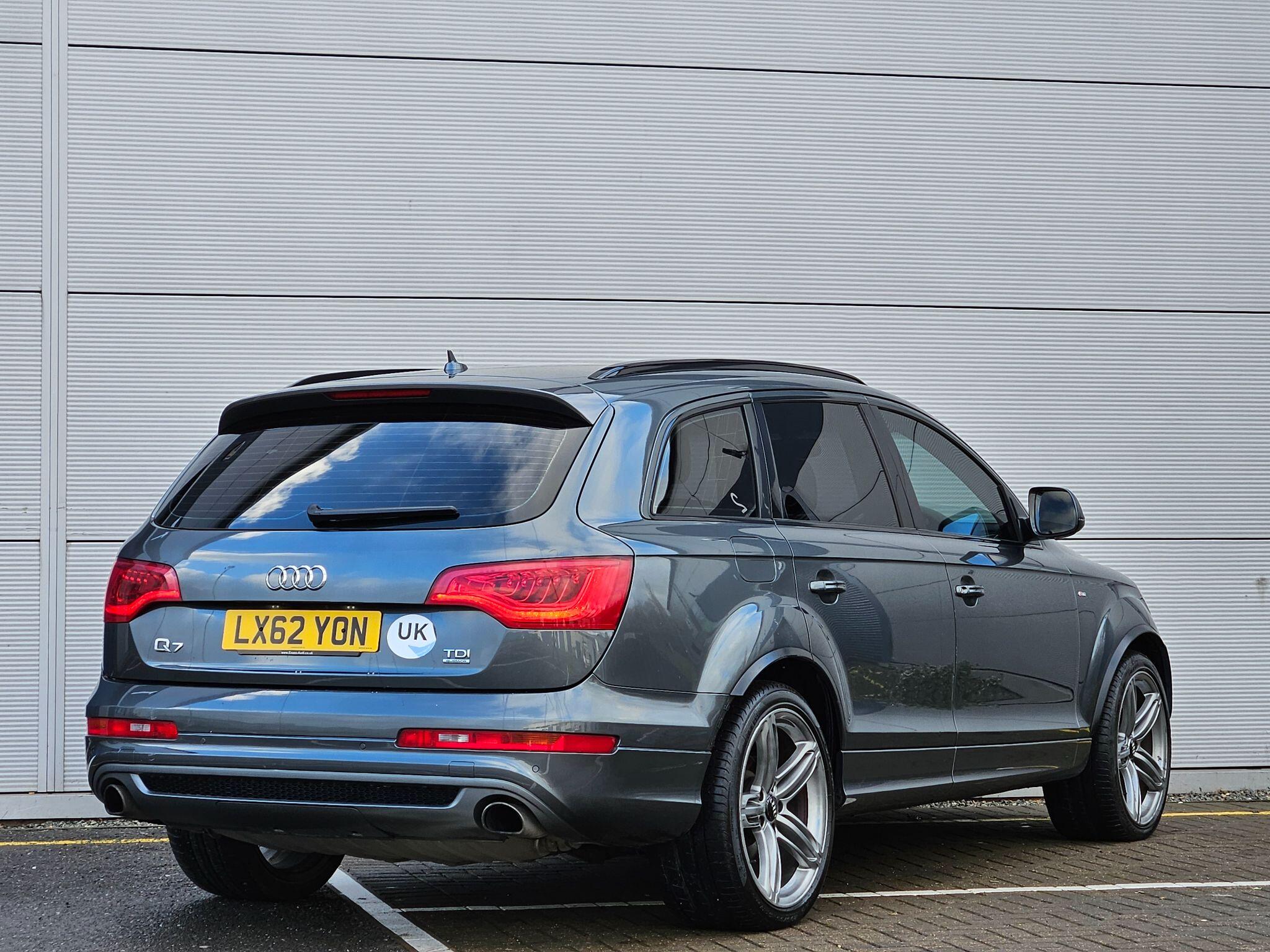 Audi Q7 view 7