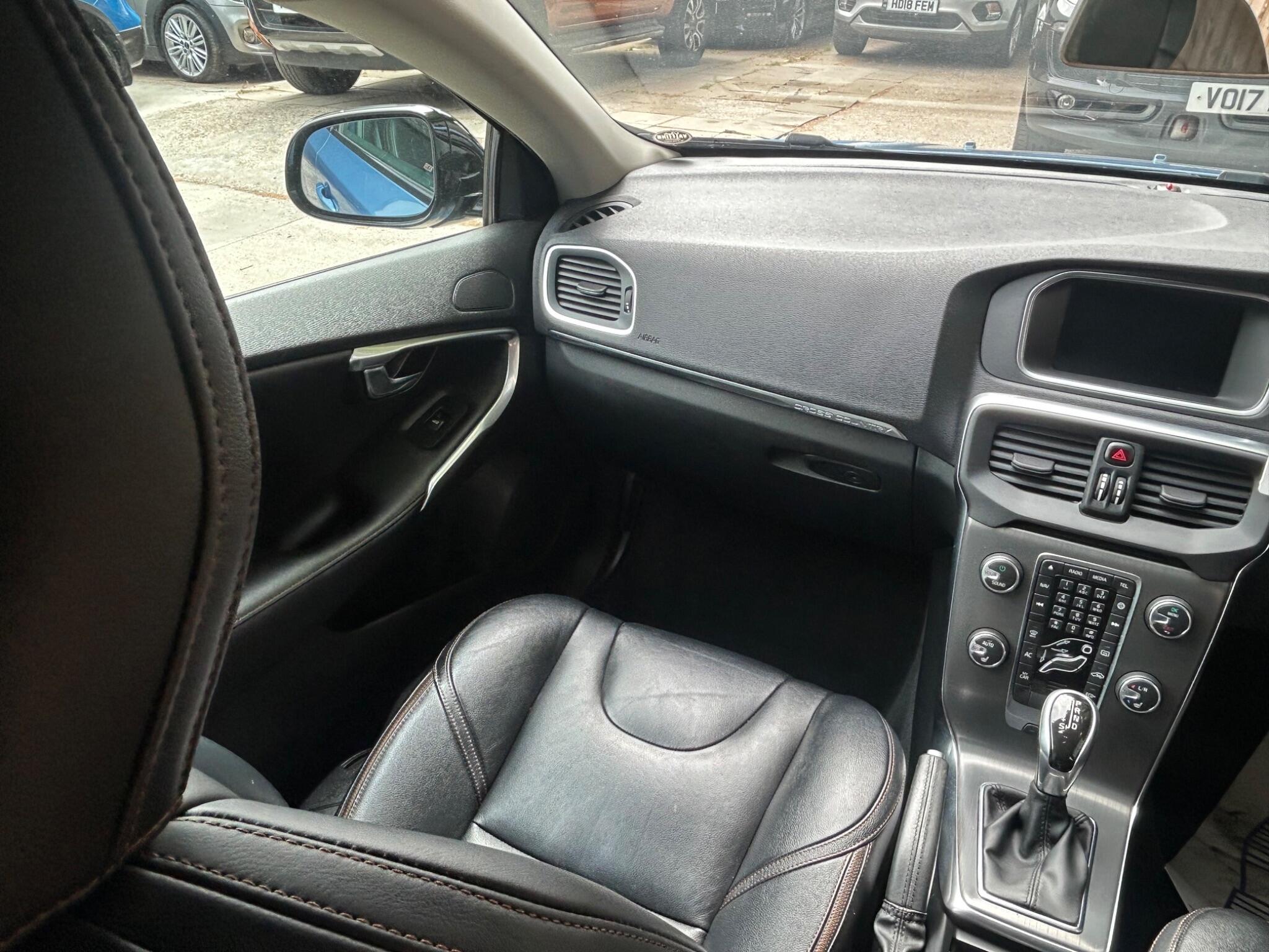 Volvo V40 Cross Country view 22