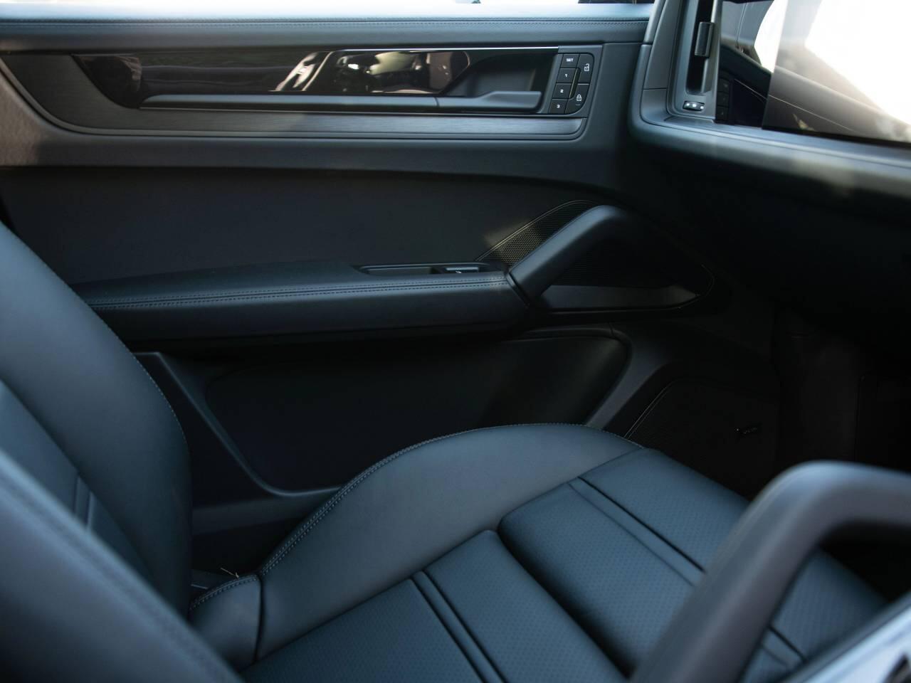 Porsche Cayenne view 29