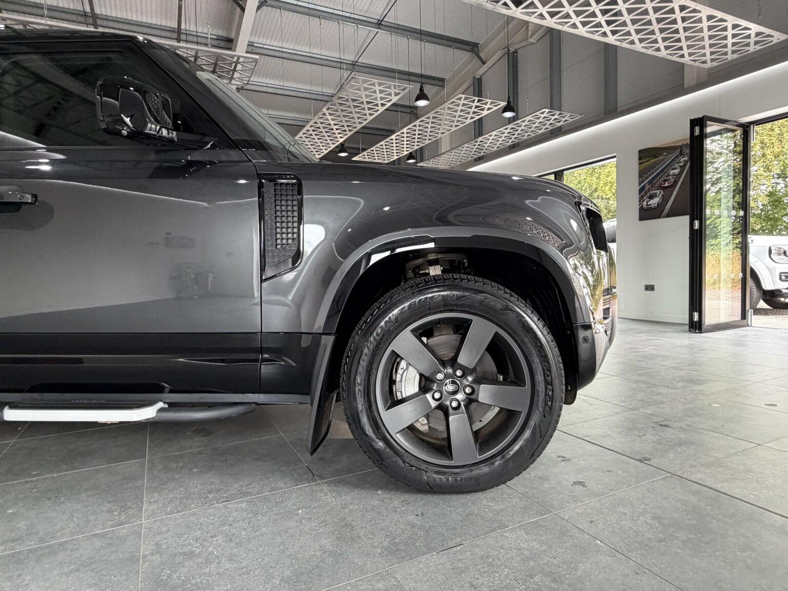 Land Rover Defender 110 view 44