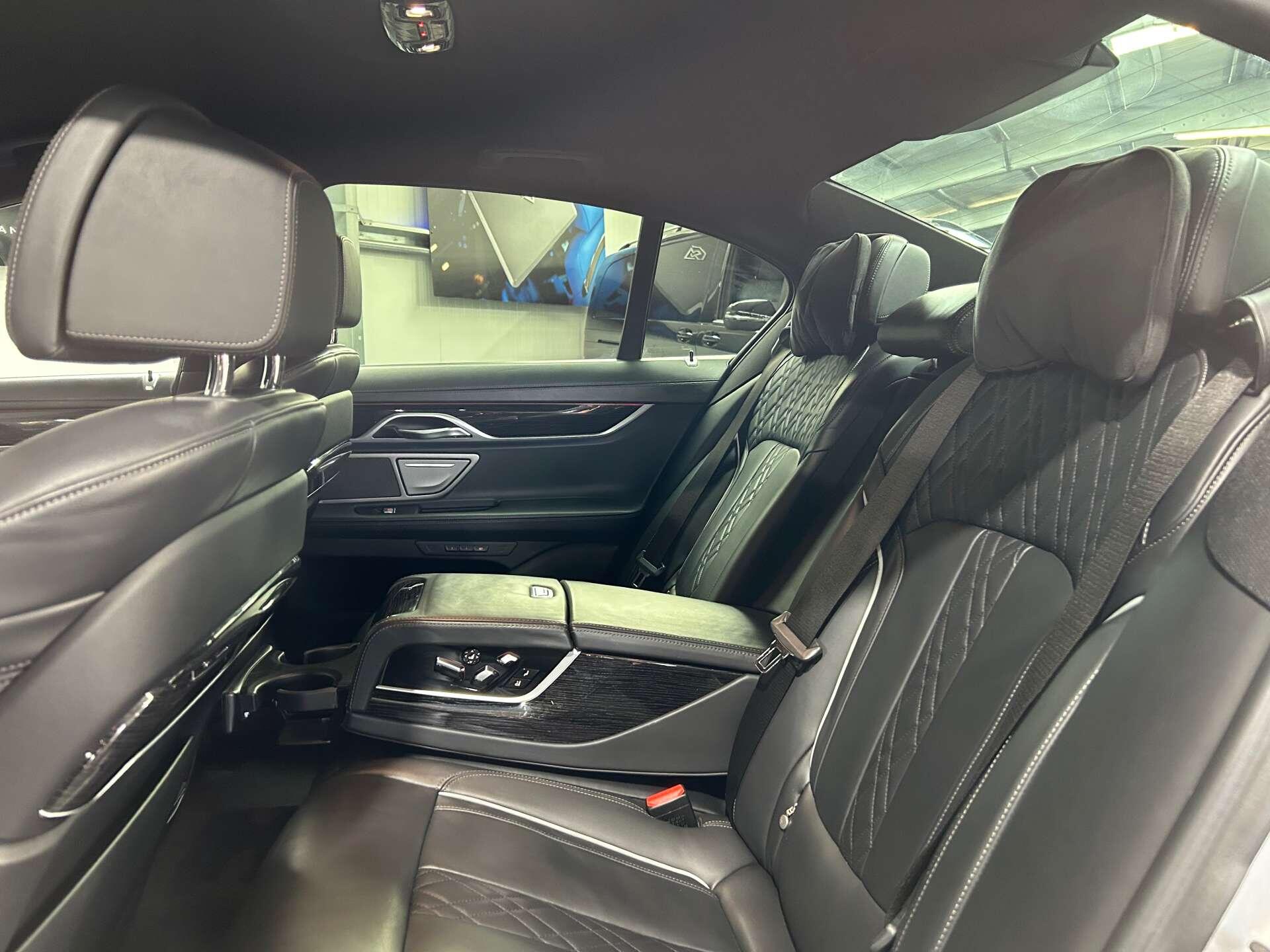 BMW 7 Series view 36