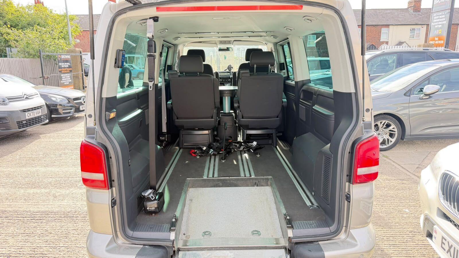 Volkswagen Caravelle view 17