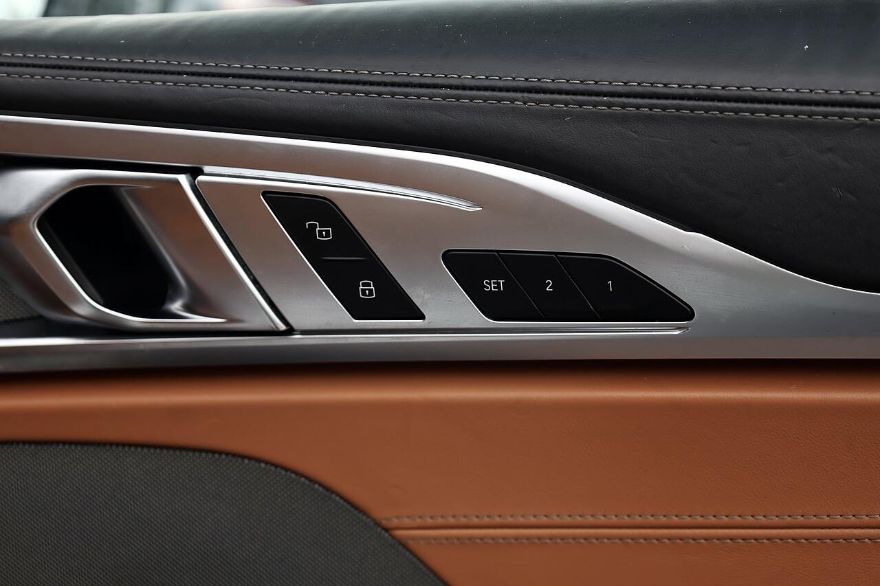 BMW 8 Series view 22