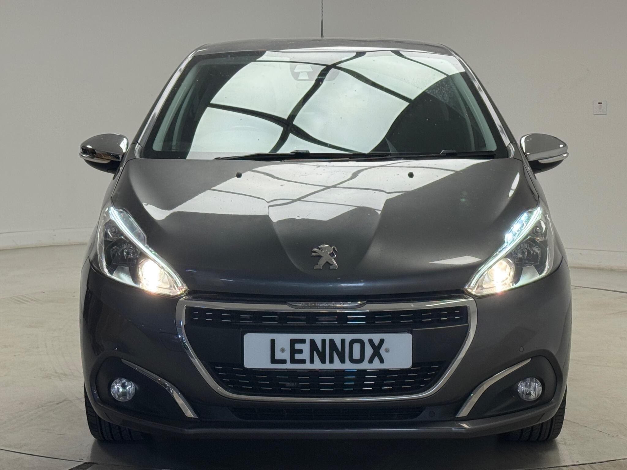 Peugeot 208 view 2