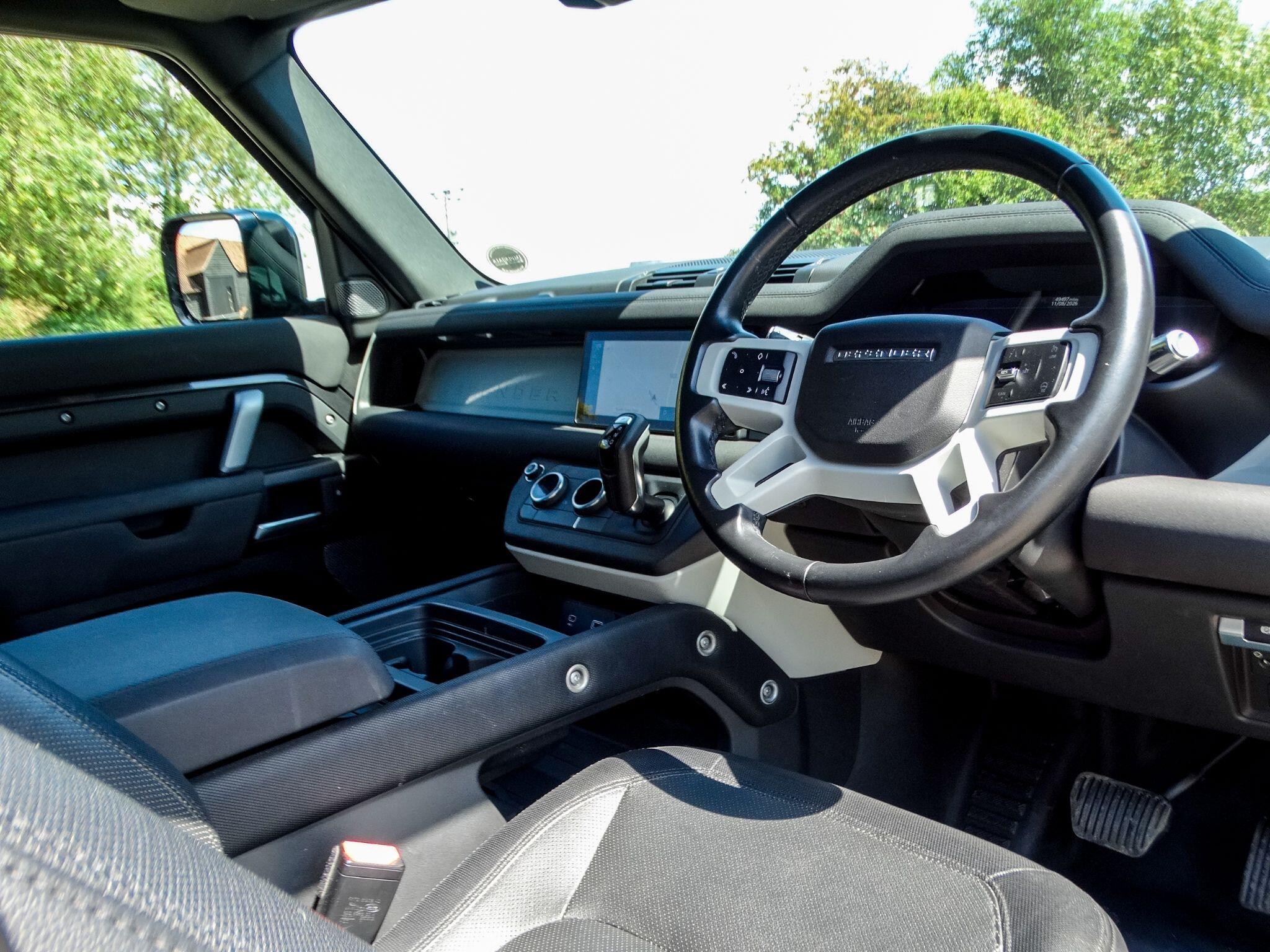 Land Rover Defender 90 view 19