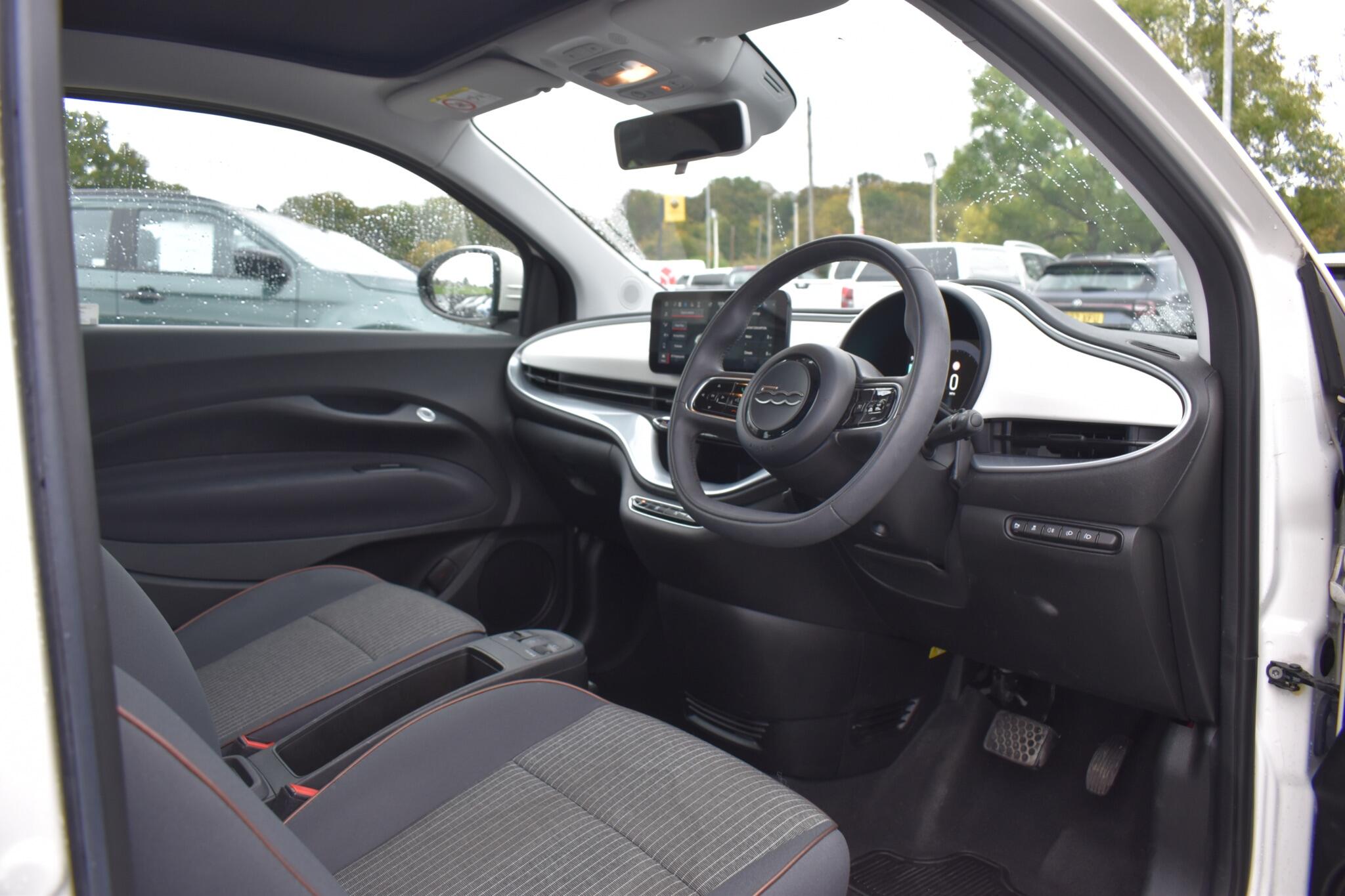 500e C - 42kWh Icon Auto 2dr - Image 32