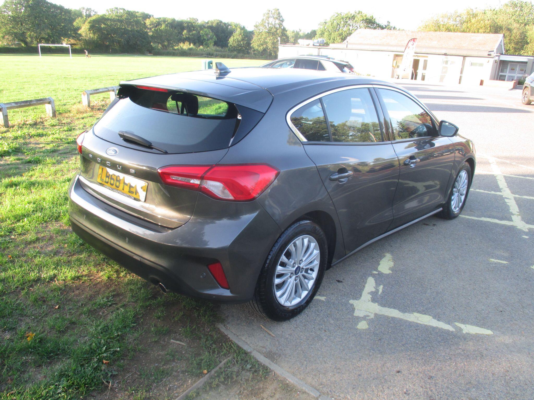 Ford Focus view 13