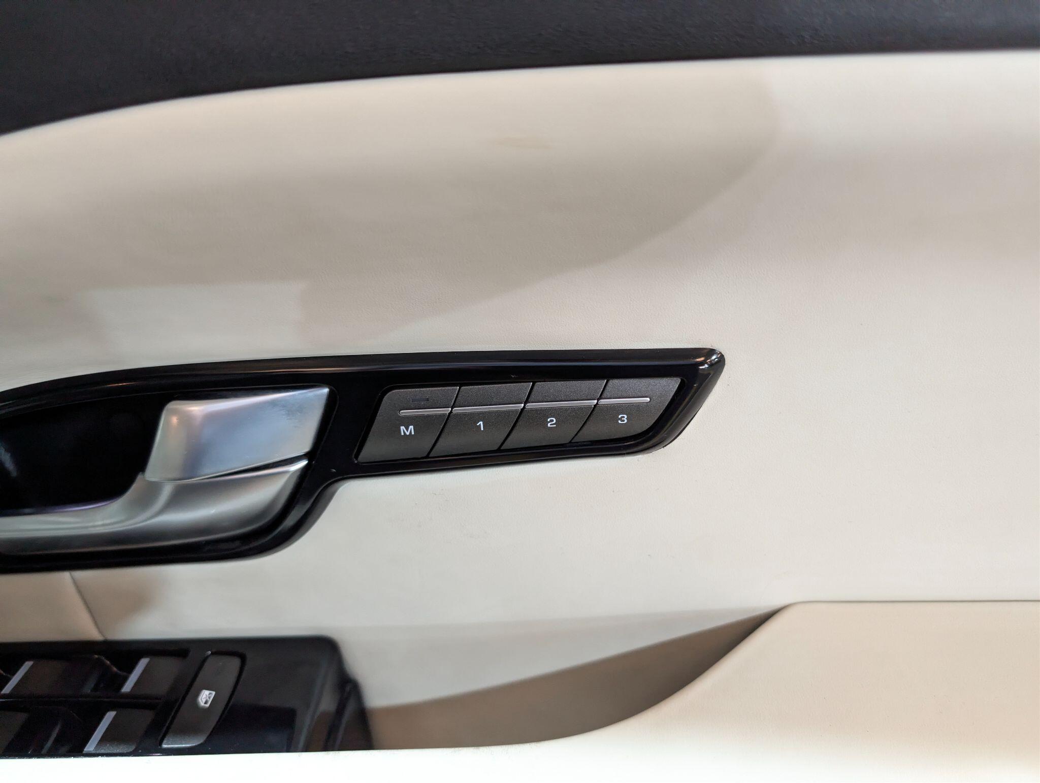 Land Rover Range Rover Evoque view 40