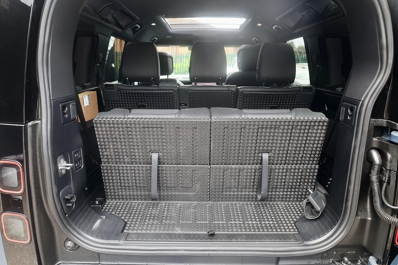 Land Rover Defender 110 view 29