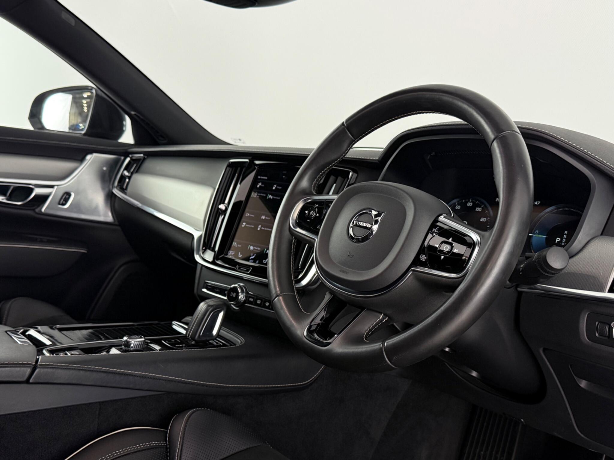 Volvo S90 view 3