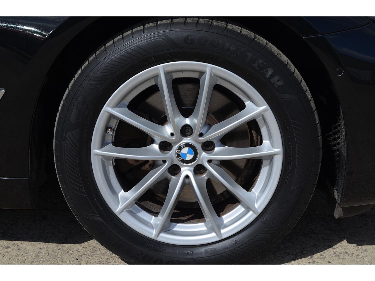 BMW 5 Series view 20