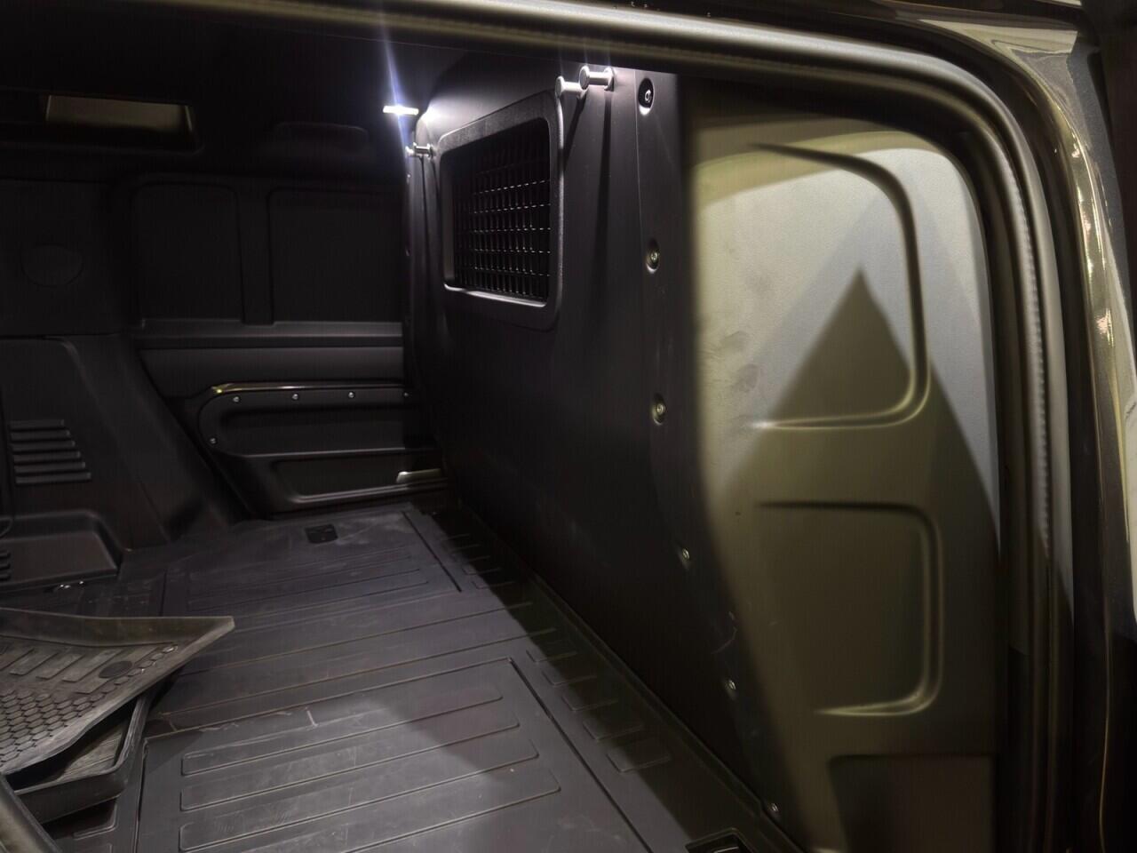 Land Rover Defender 110 view 16