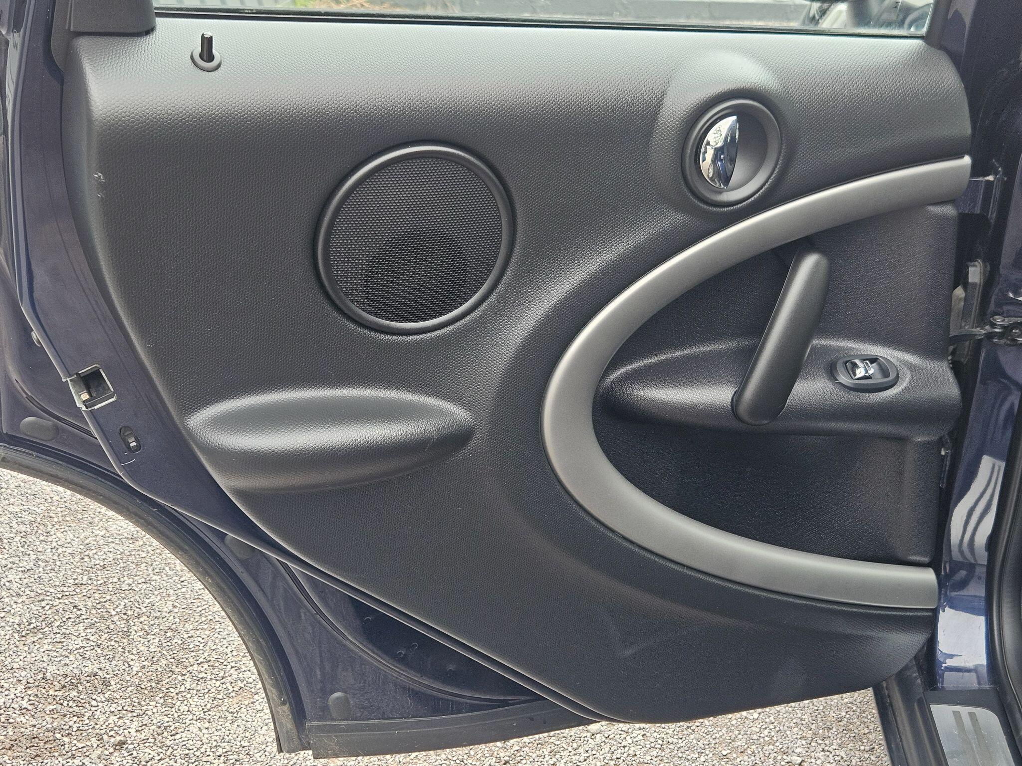 2016 MINI Countryman image 45