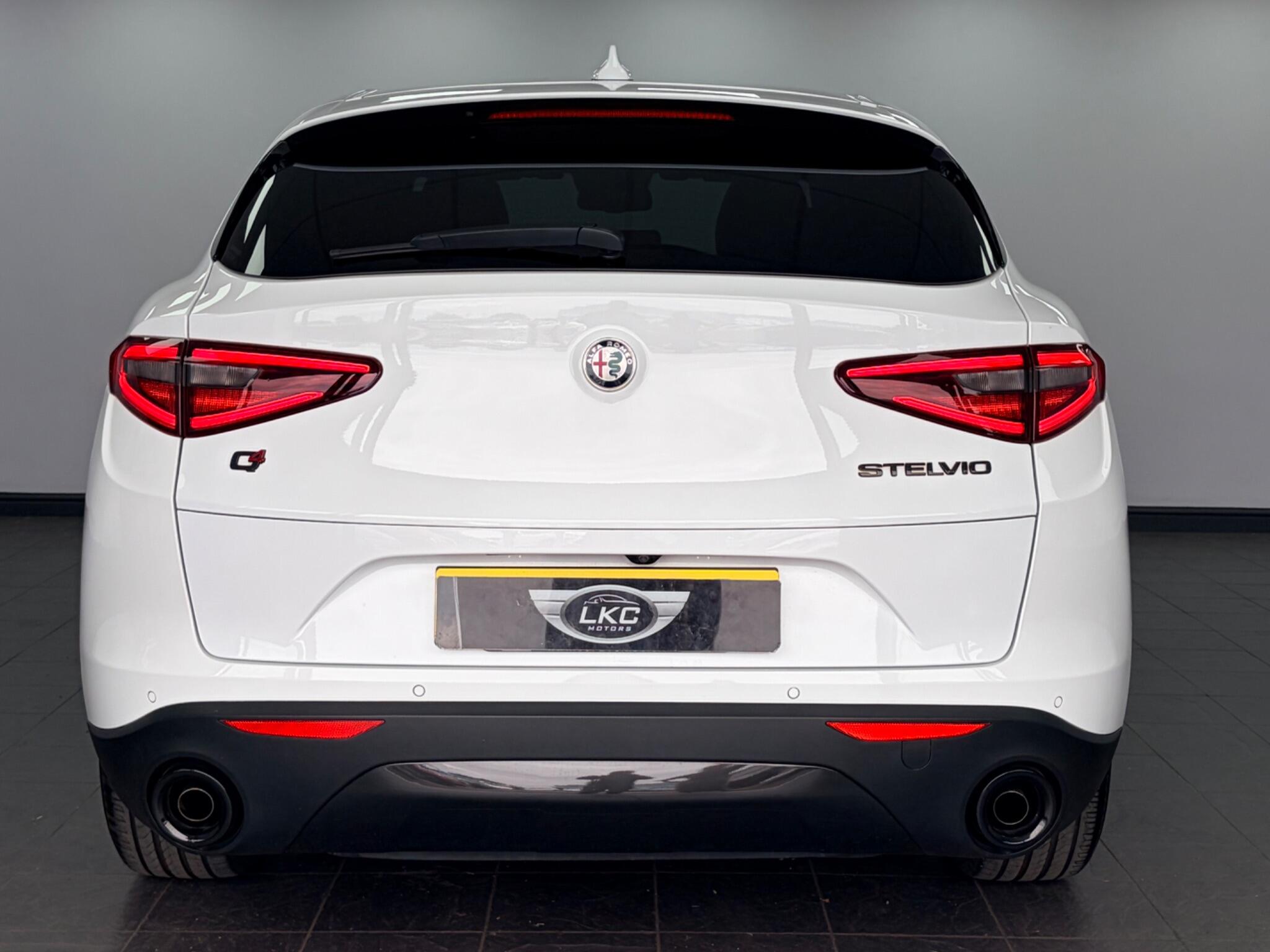 Alfa Romeo Stelvio view 5