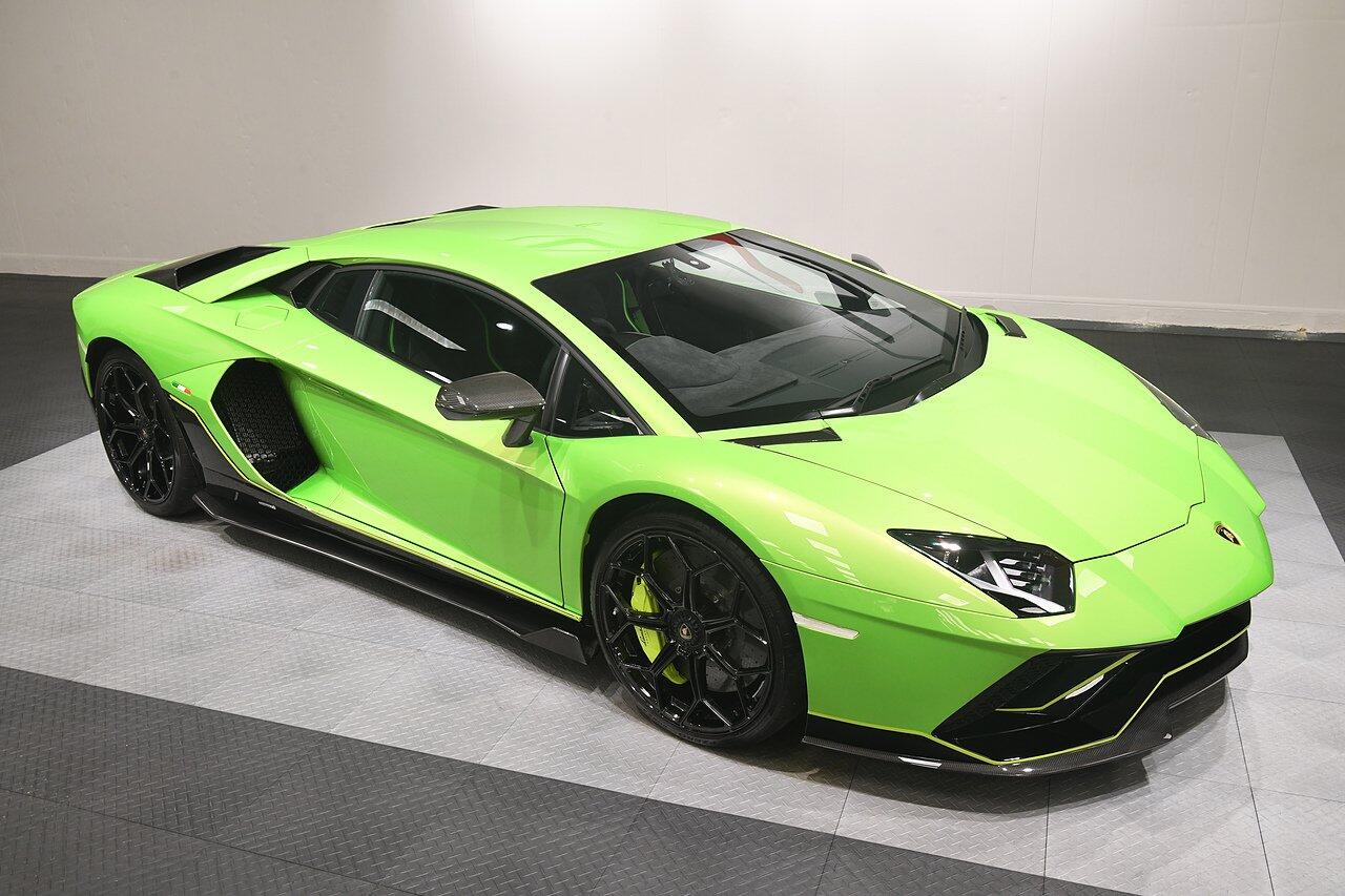 Lamborghini Aventador view 29