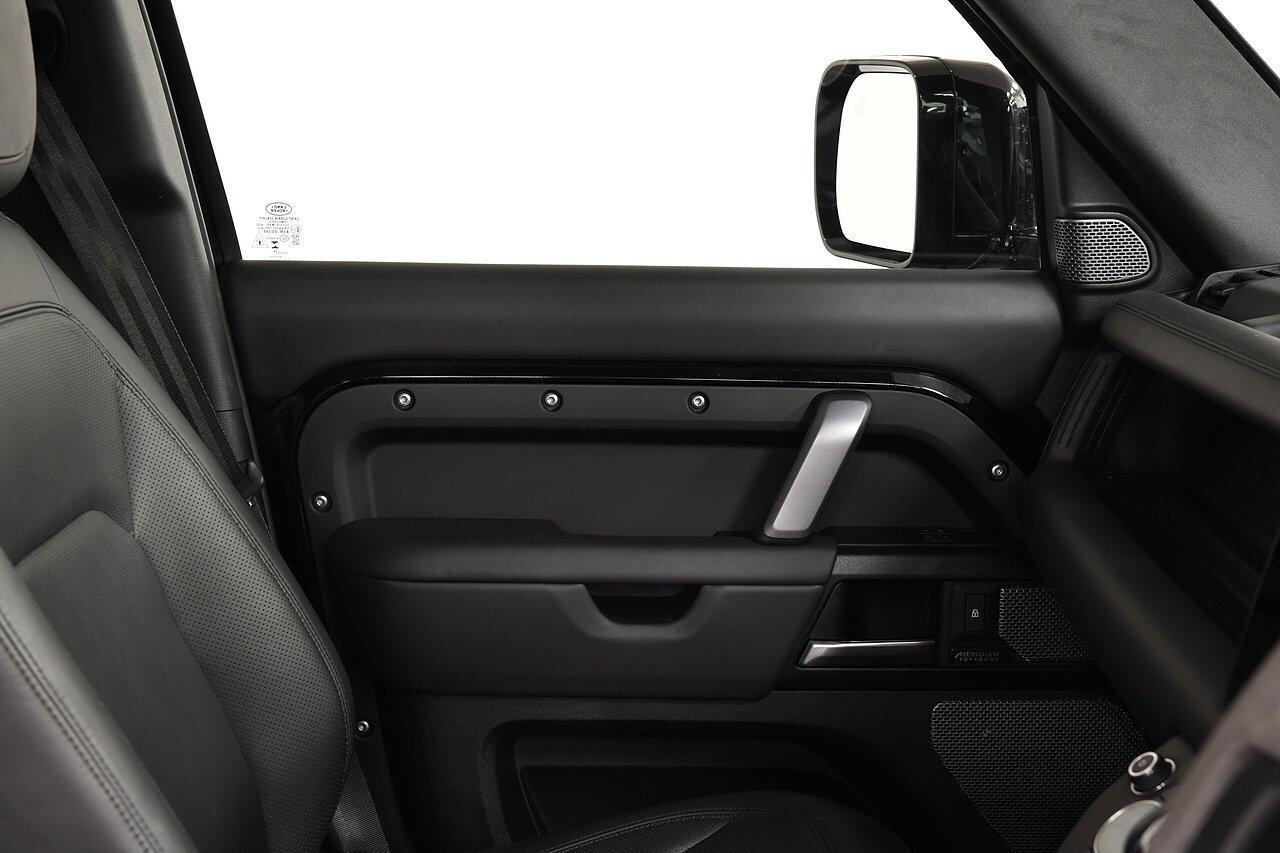 Land Rover Defender view 12