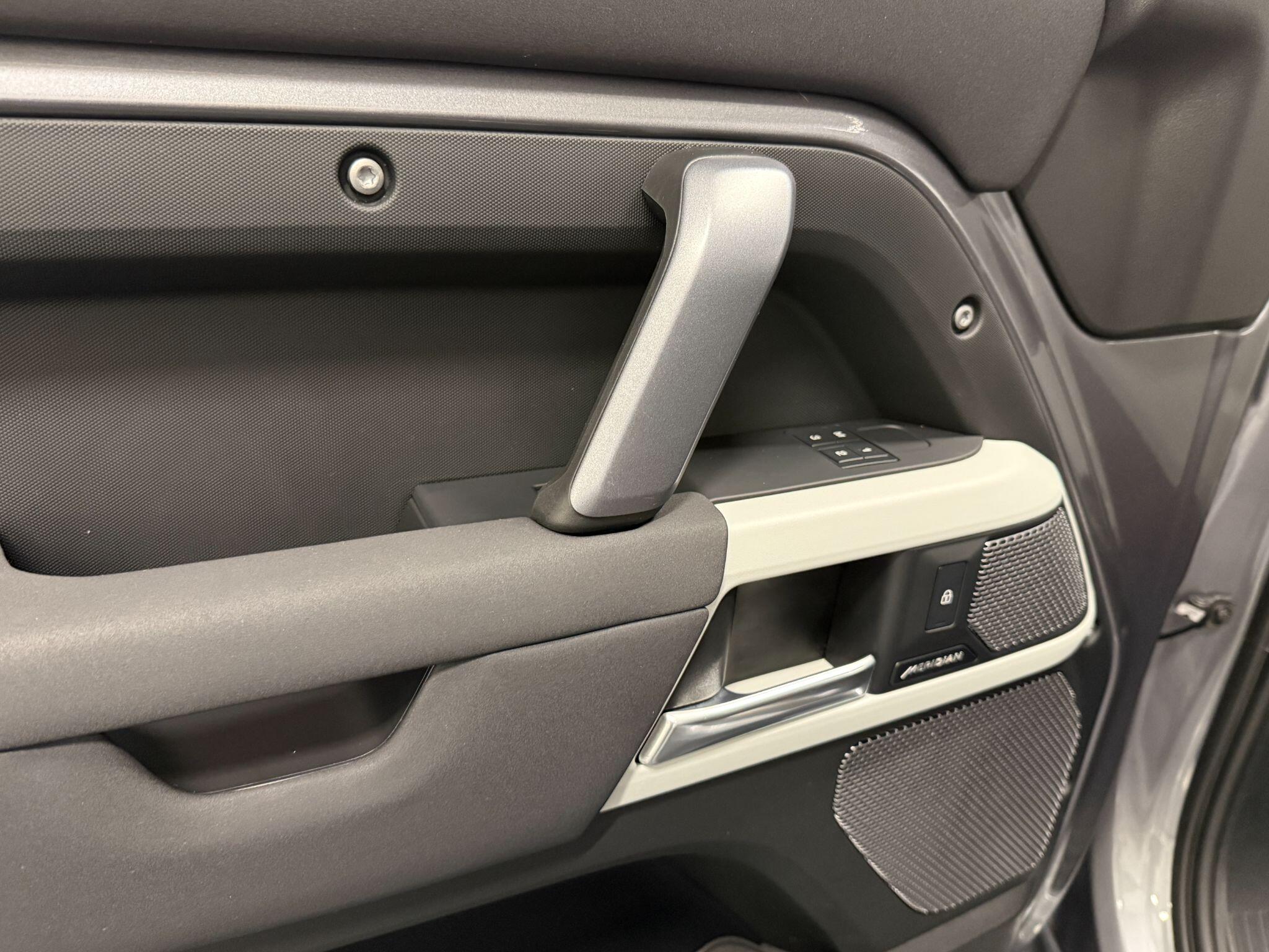 Land Rover Defender 90 view 14