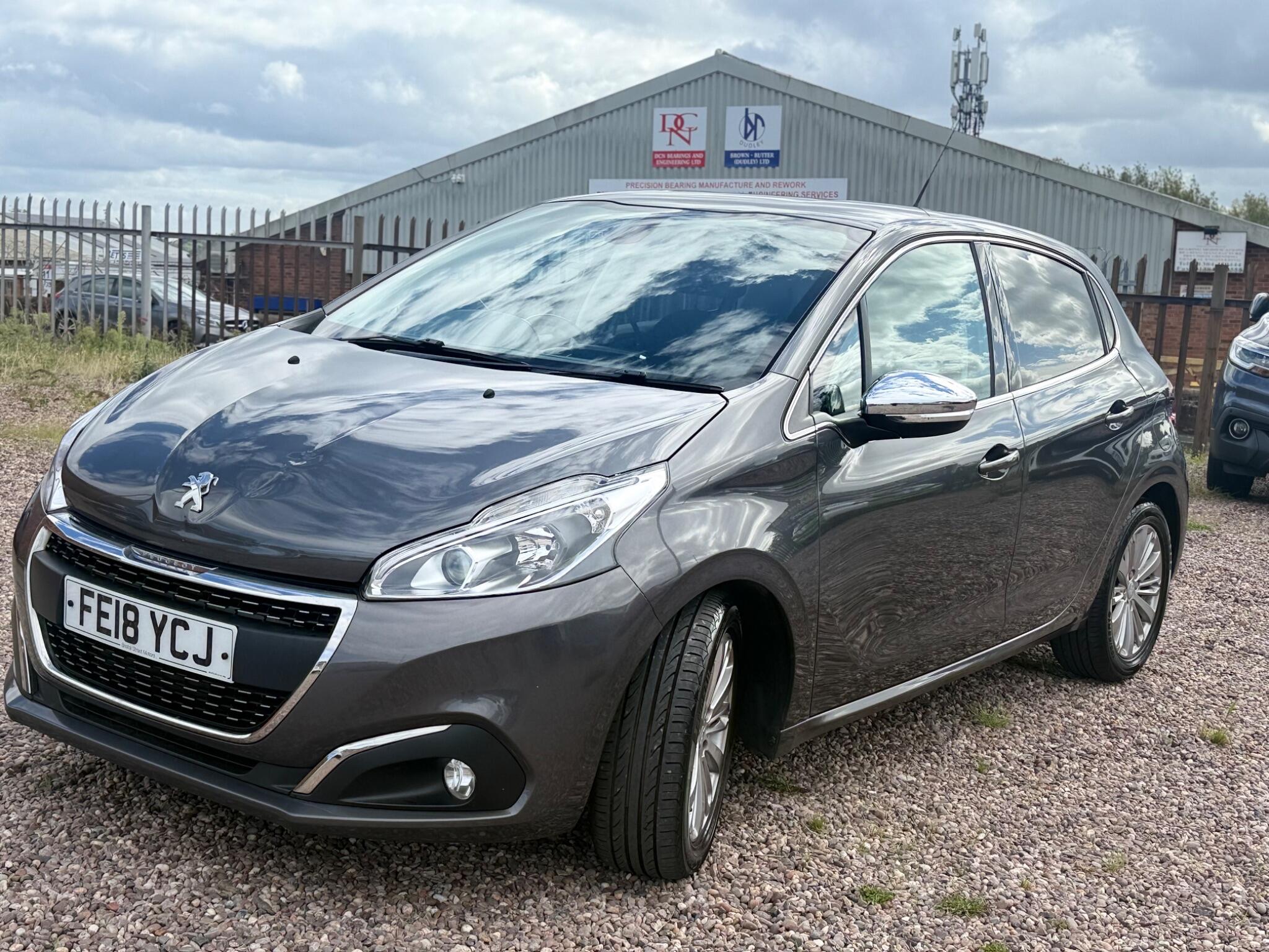 Peugeot 208 view 2