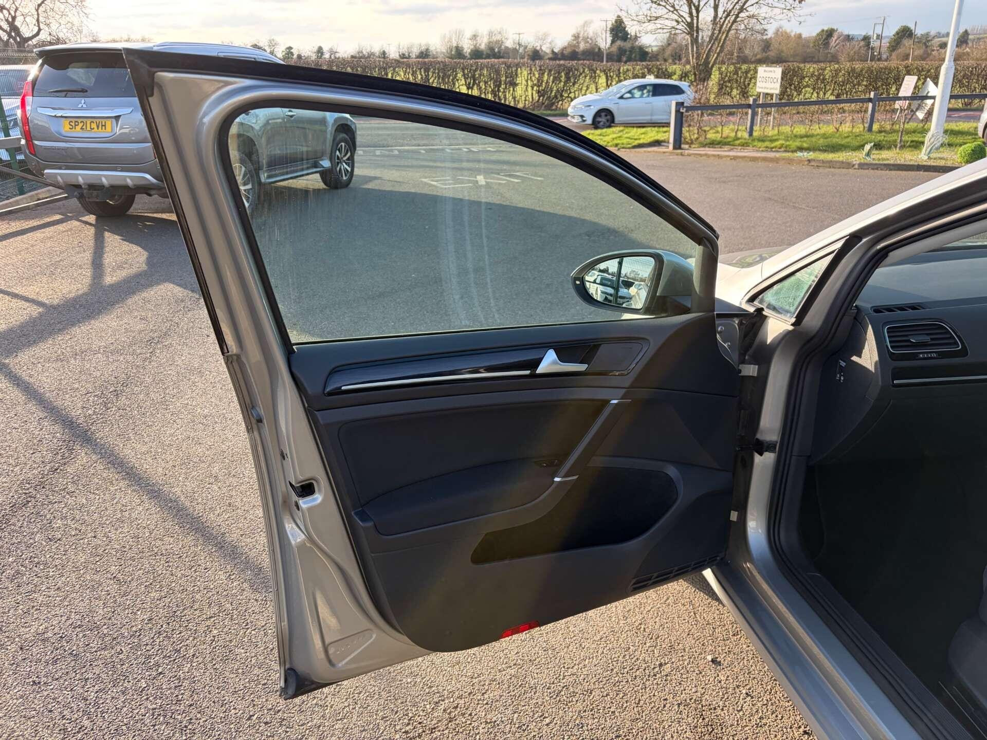 Volkswagen Golf view 14