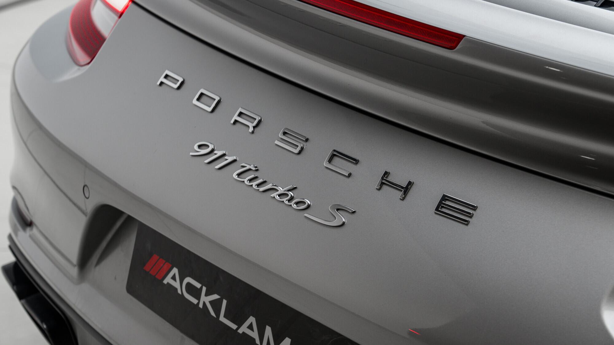 Porsche 911 view 11