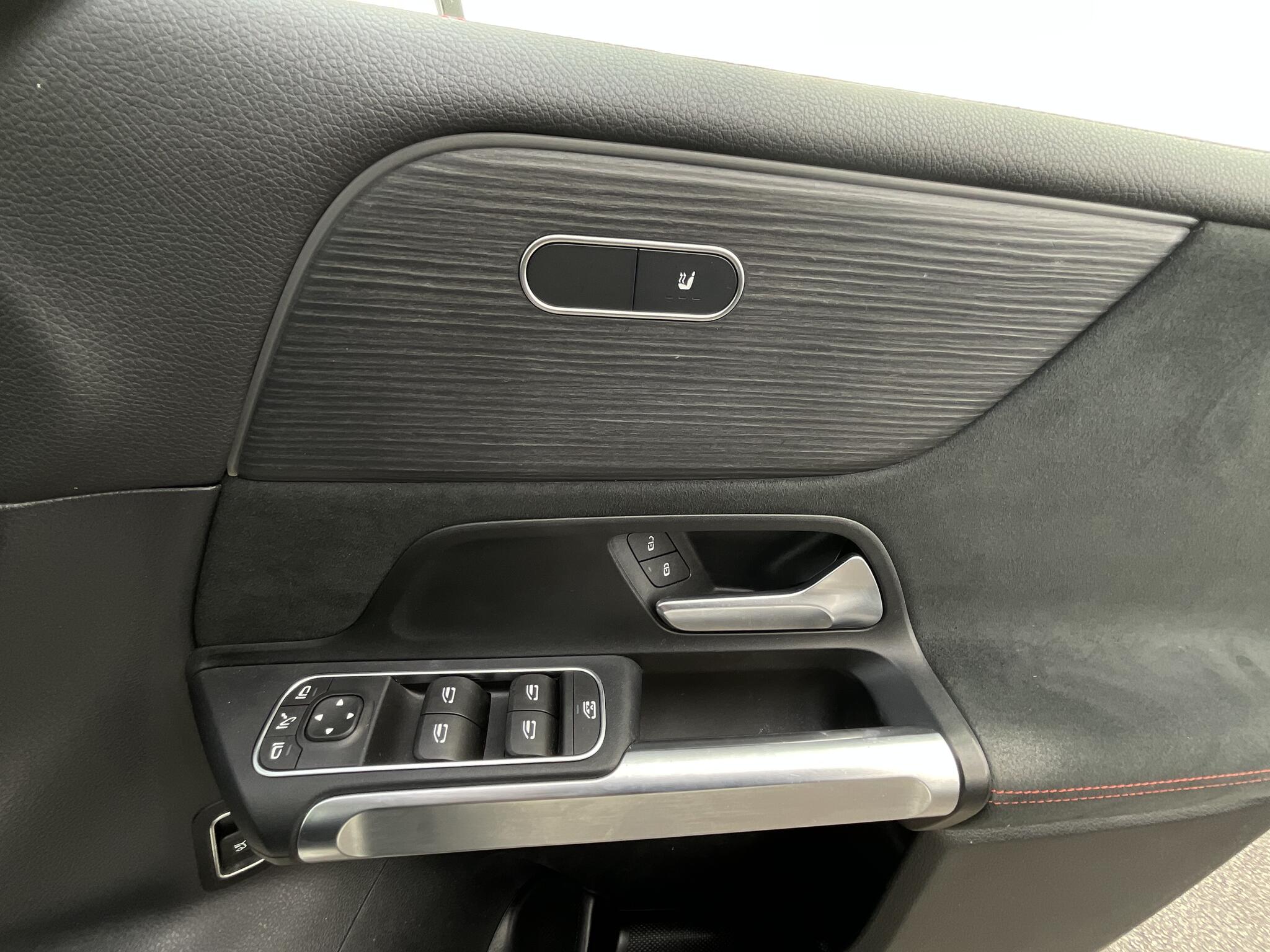 Mercedes-Benz 300 view 32