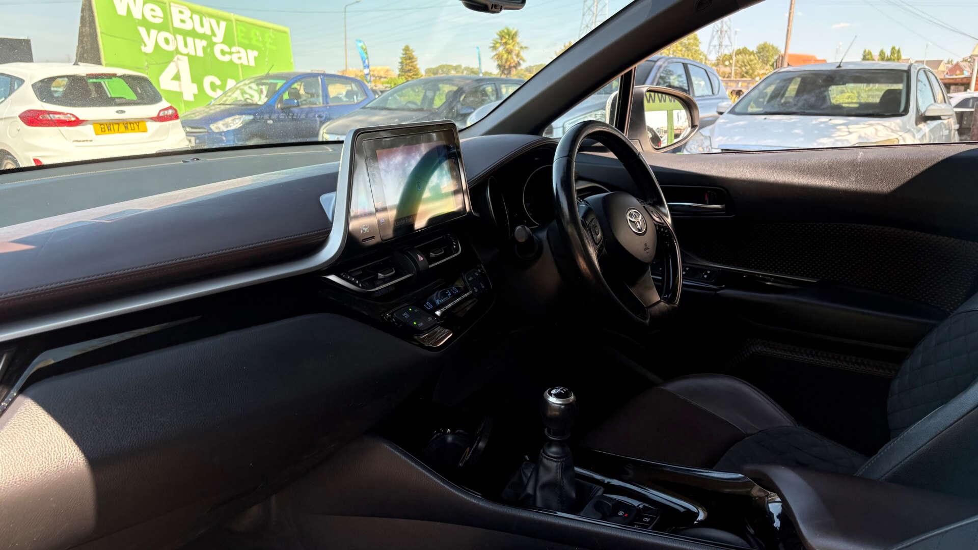 Toyota C-HR view 14
