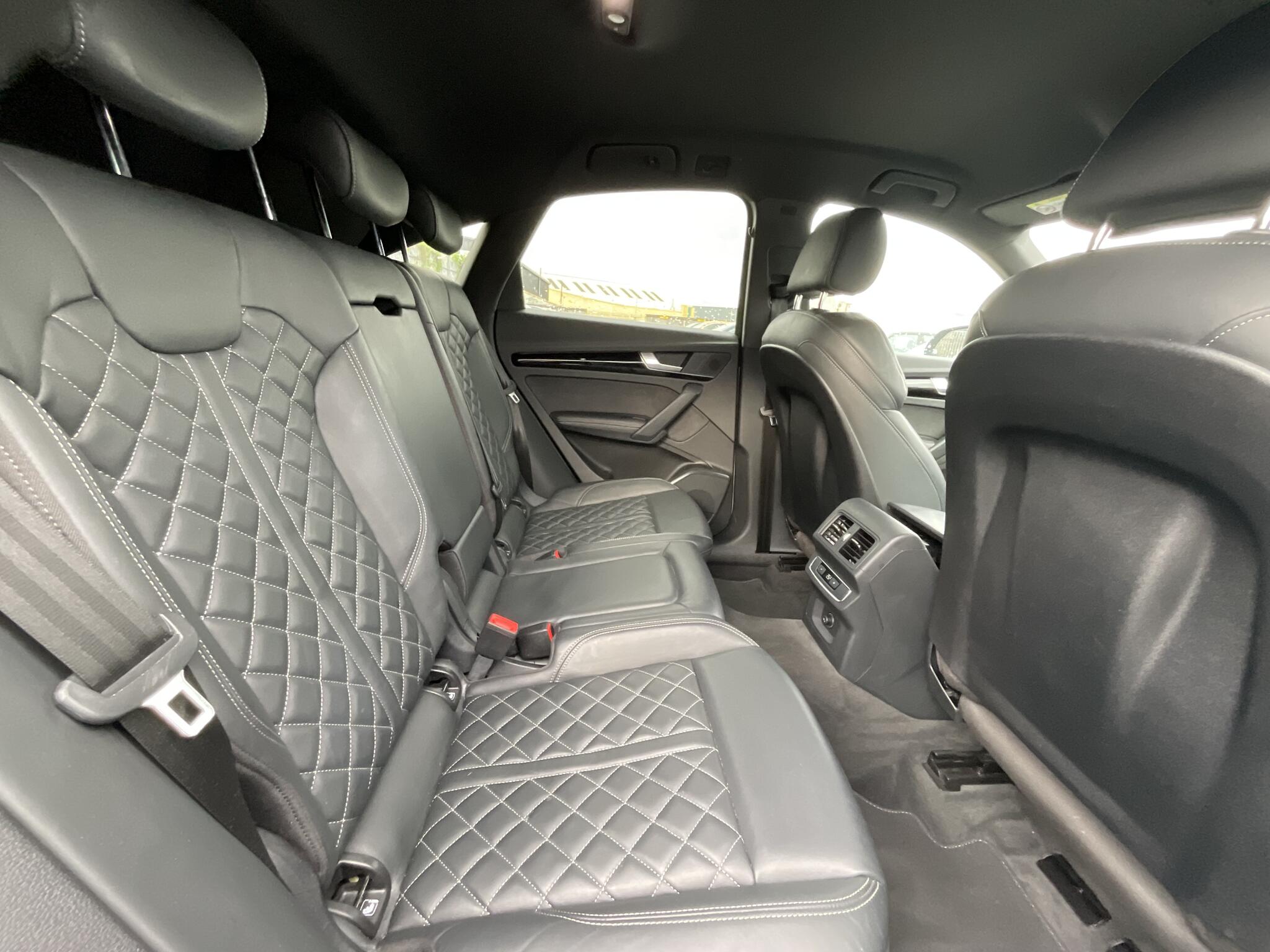 Audi Q5 view 12