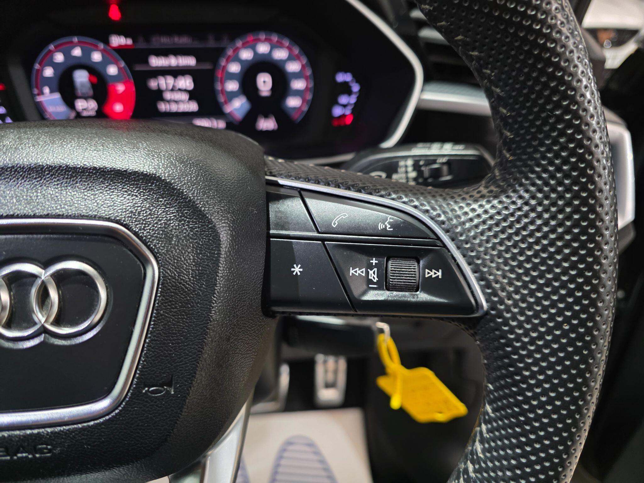 Audi Q3 view 18