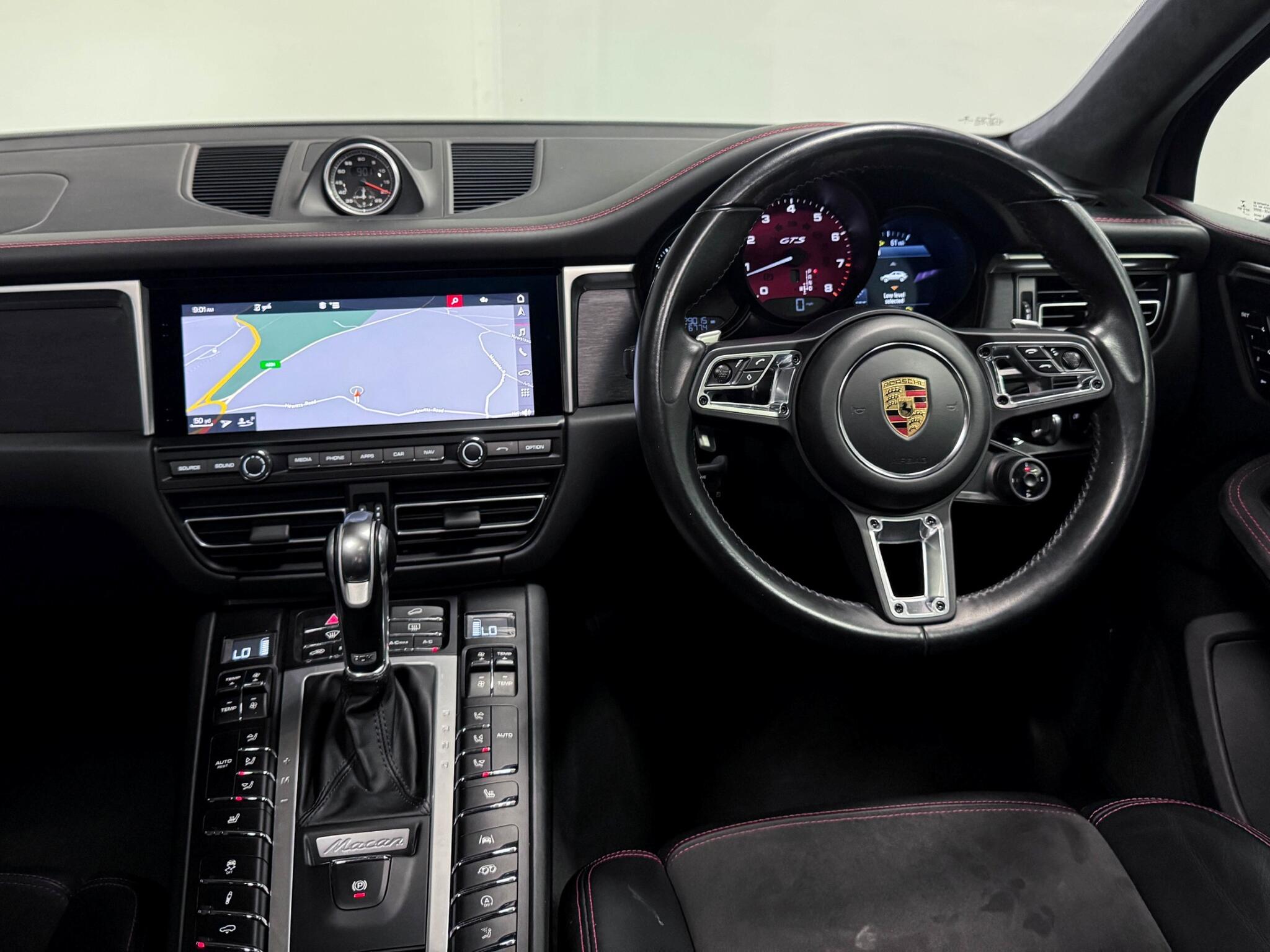 Porsche Macan view 17