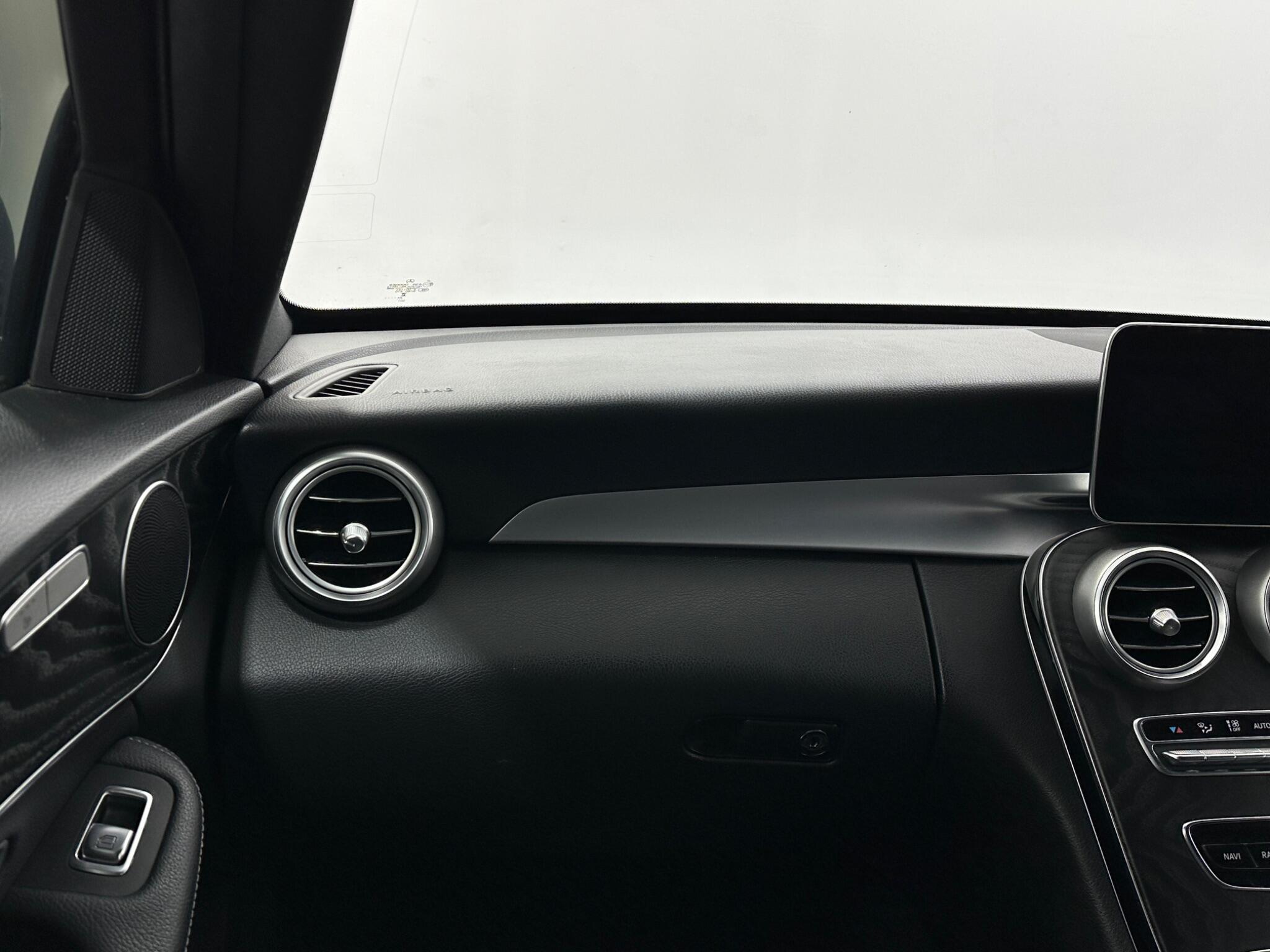 Mercedes-Benz C-Class view 31