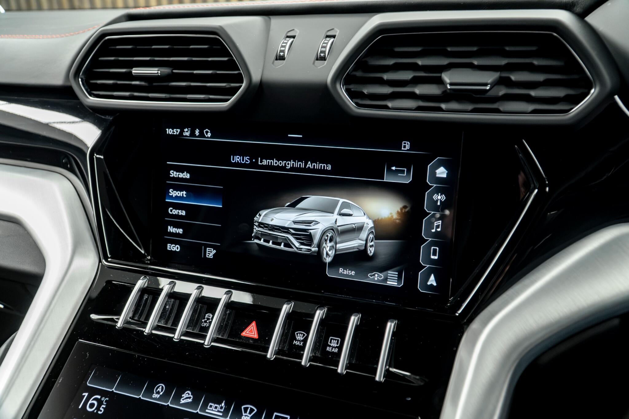 Lamborghini Urus view 43
