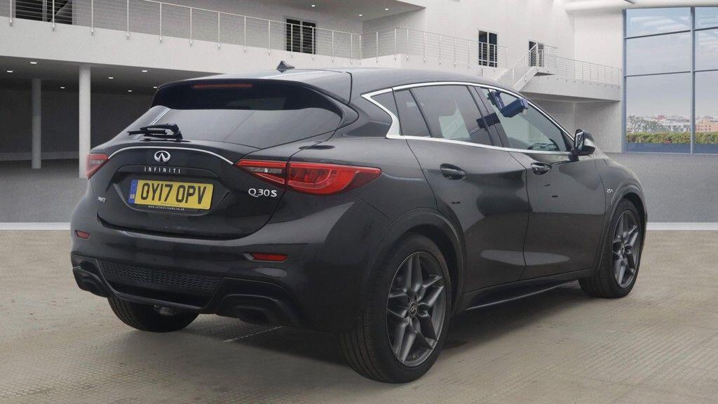 Infiniti Q30 view 3