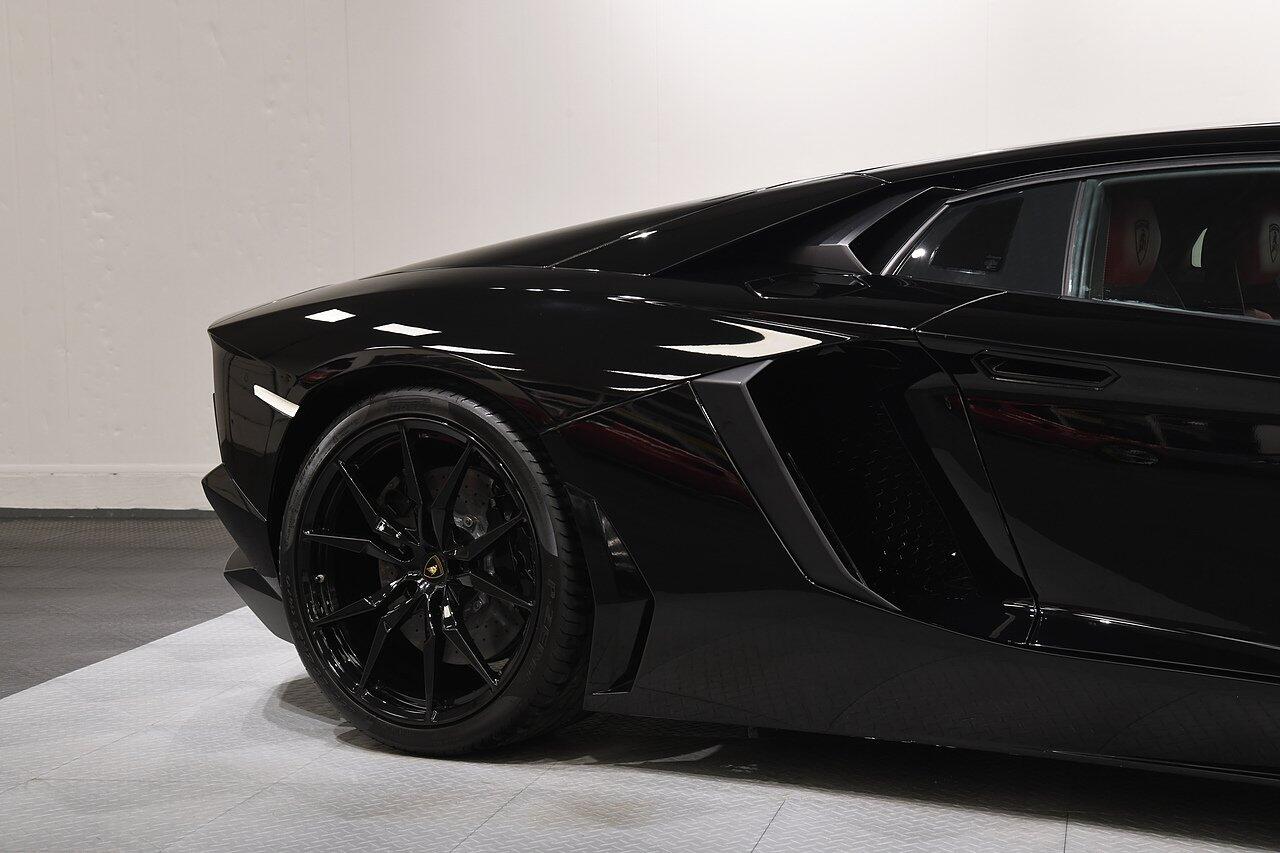 Lamborghini Aventador view 40
