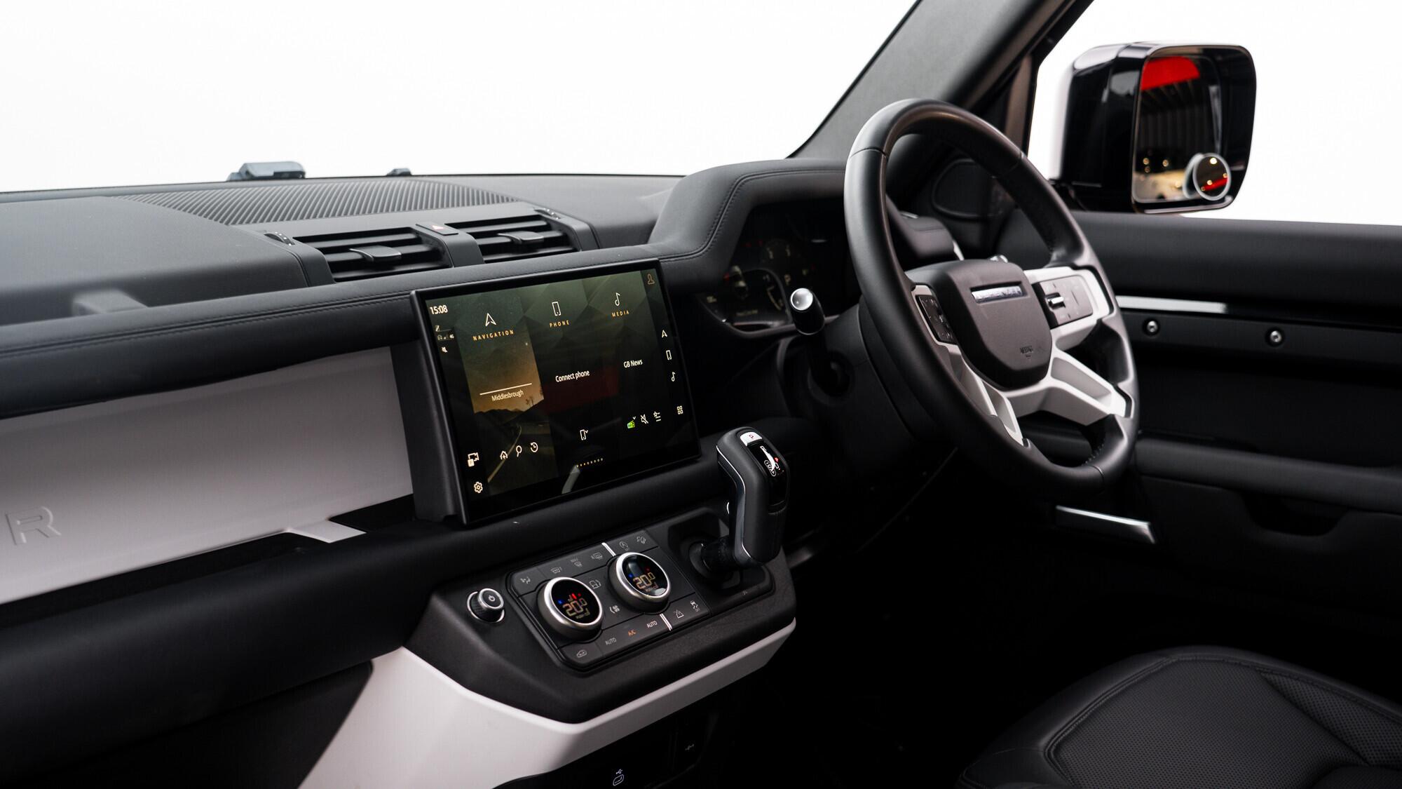 Land Rover Defender 90 view 32