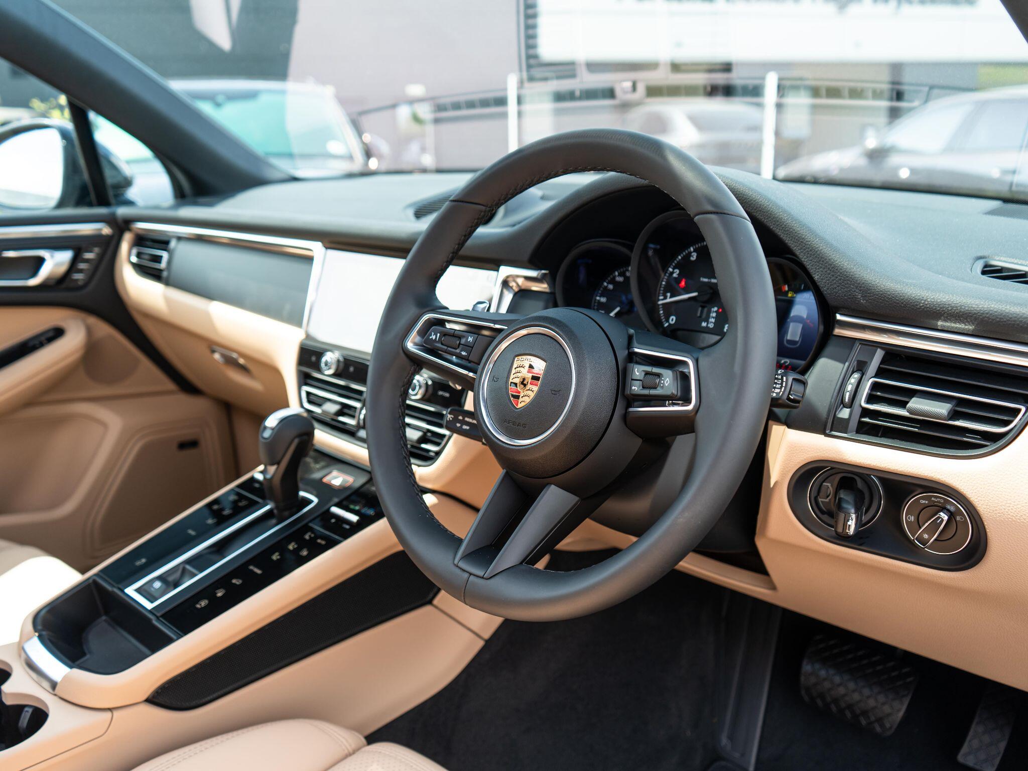 Porsche Macan view 21