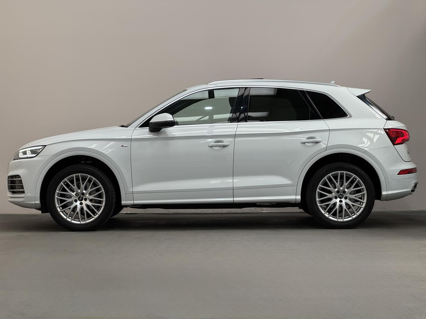 Audi Q5 view 9