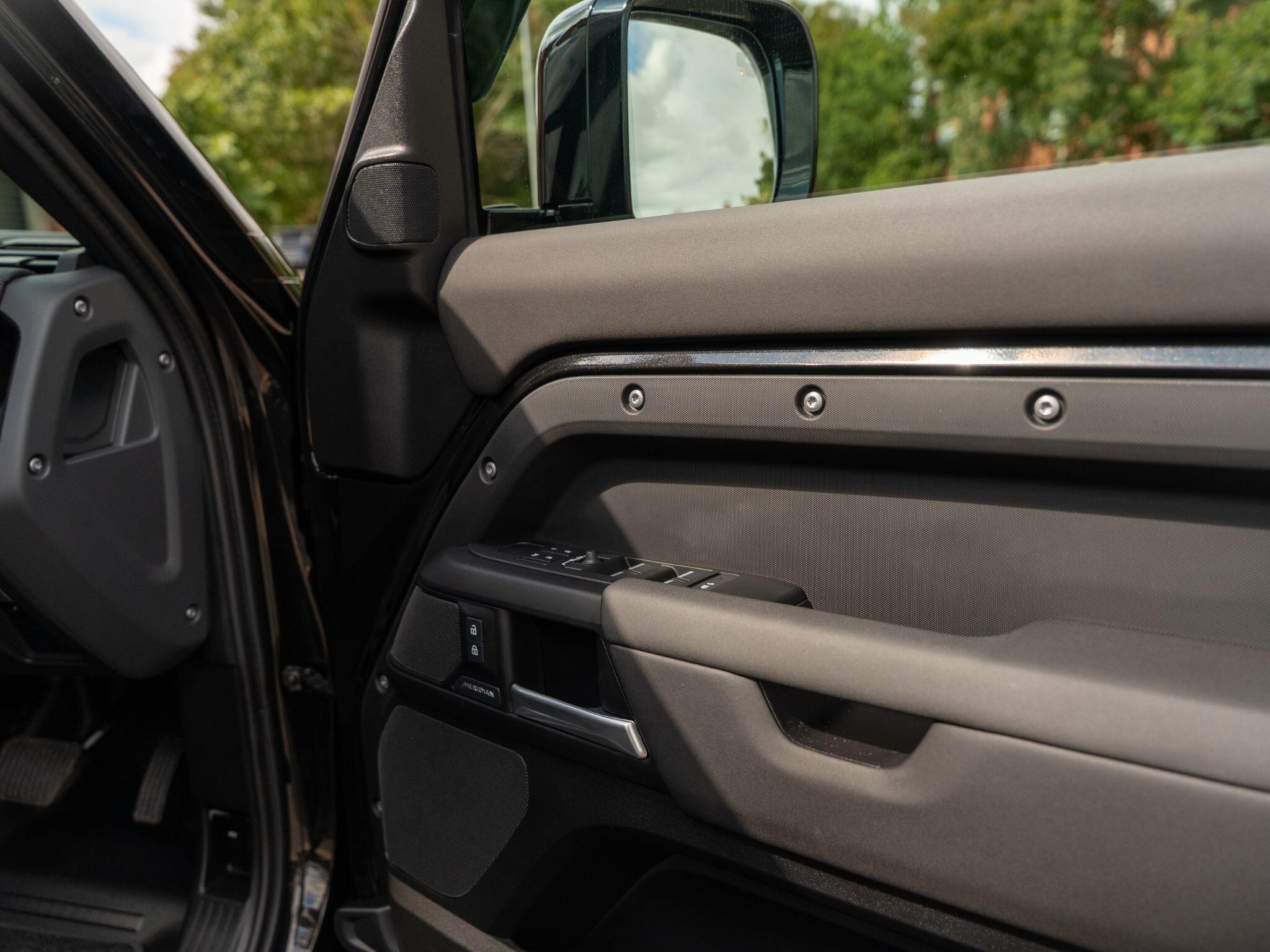 Land Rover Defender 110 view 52