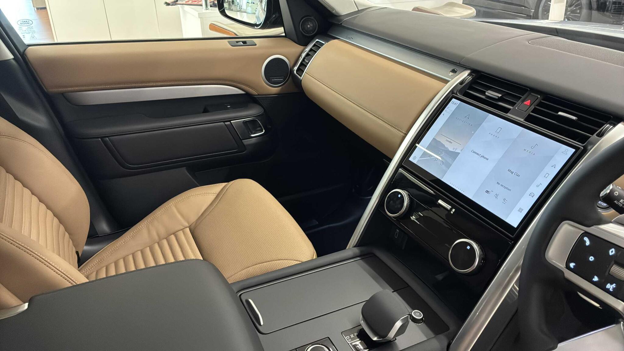 Land Rover Discovery view 25