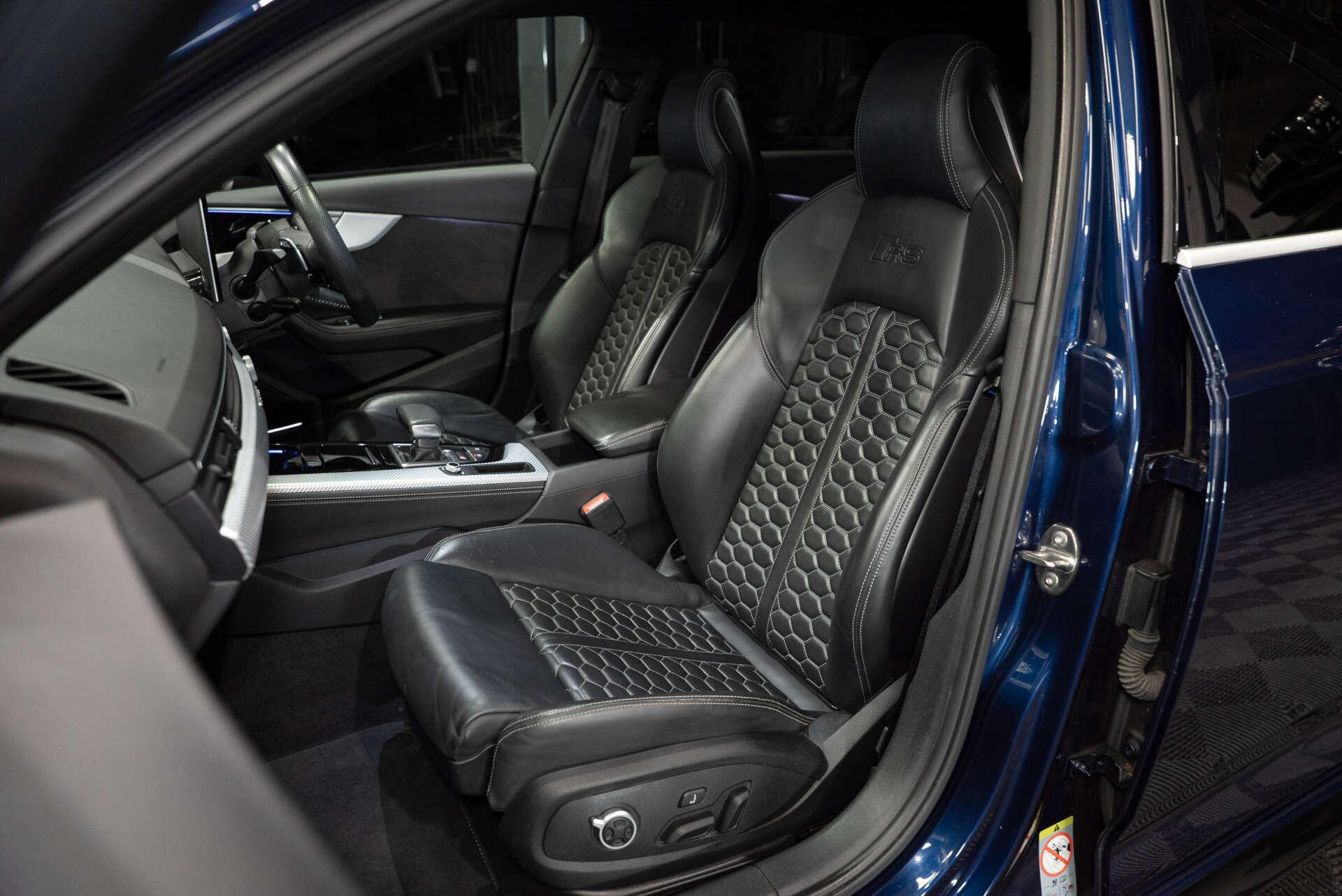 Audi RS4 Avant view 3