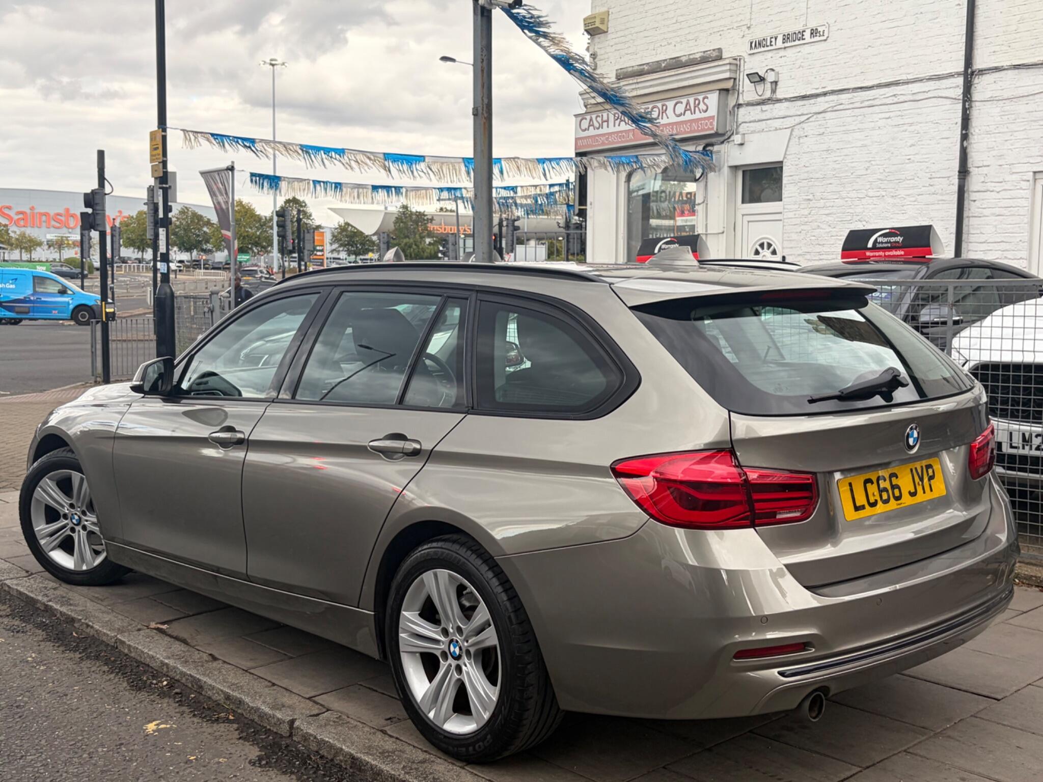 BMW 3 Series view 4
