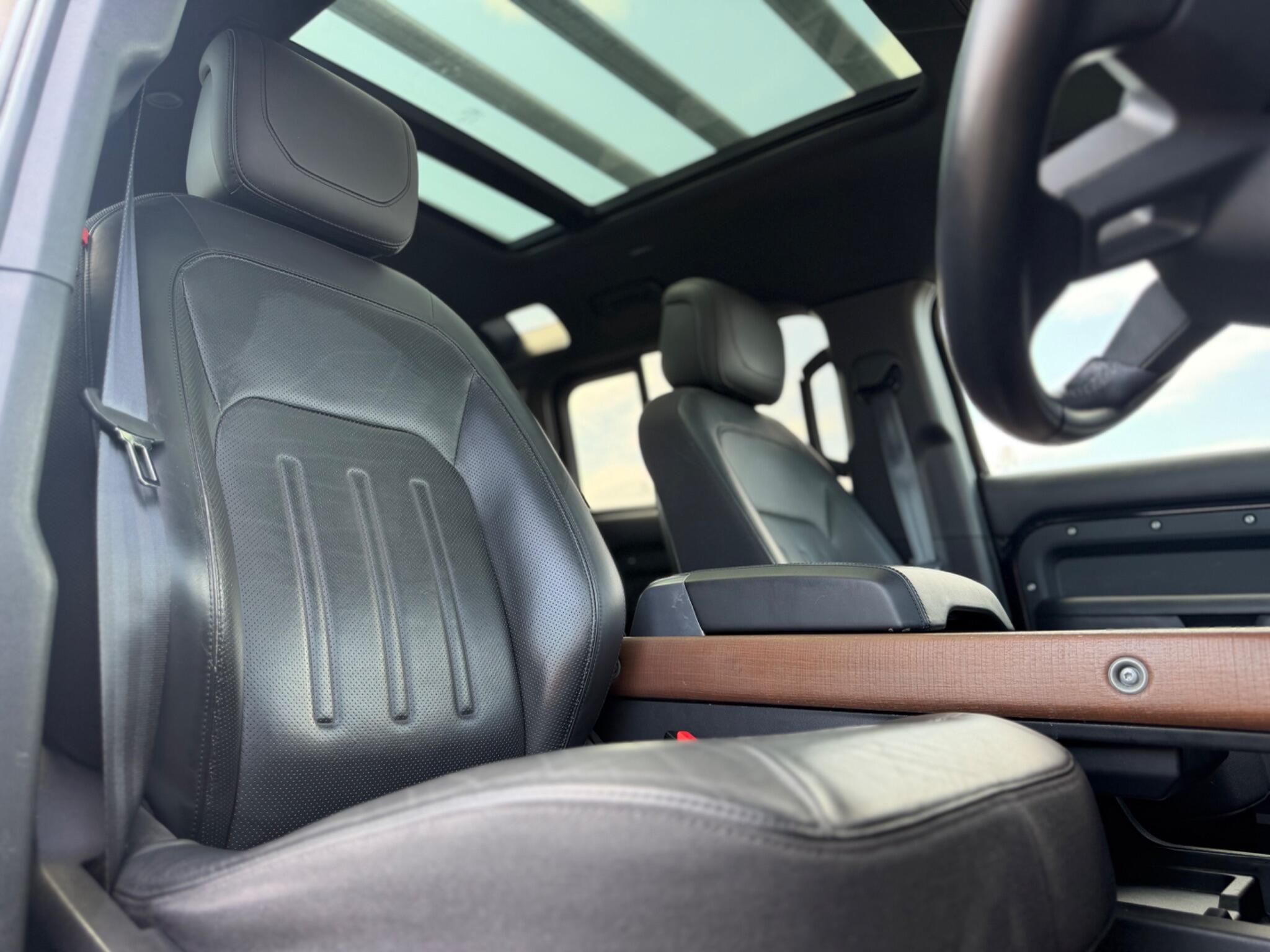 Land Rover Defender 110 view 17