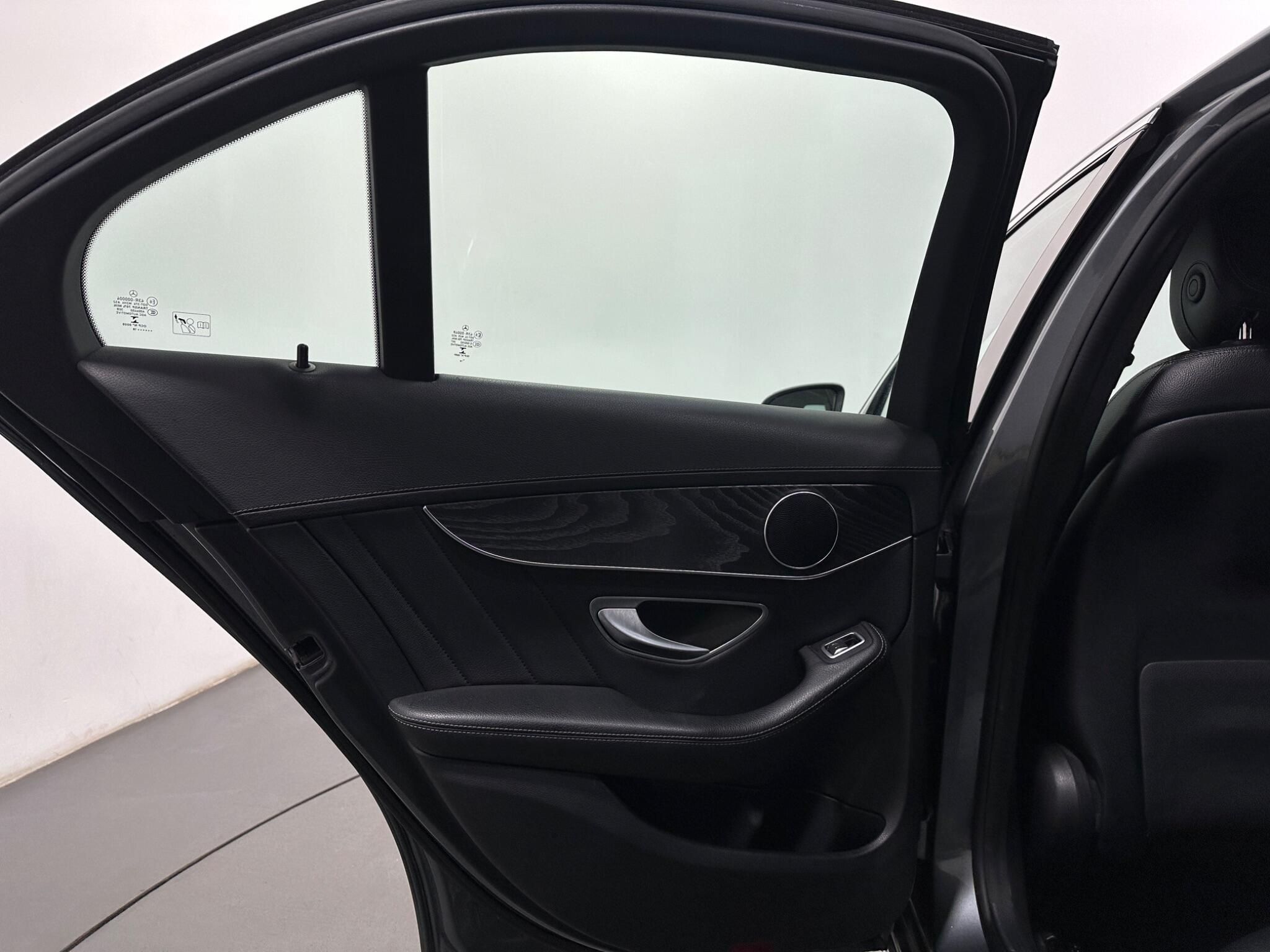Mercedes-Benz C-Class view 38