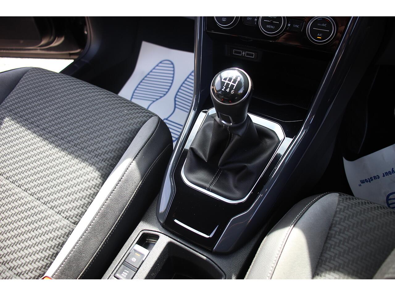 Volkswagen T-Roc view 28