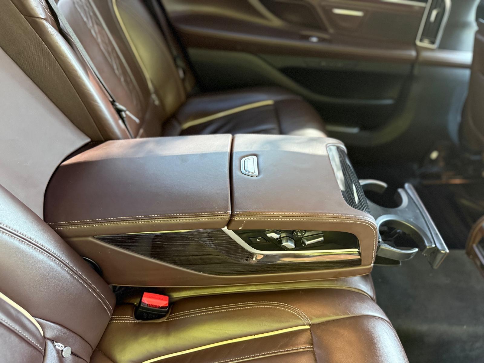BMW 7 Series view 30