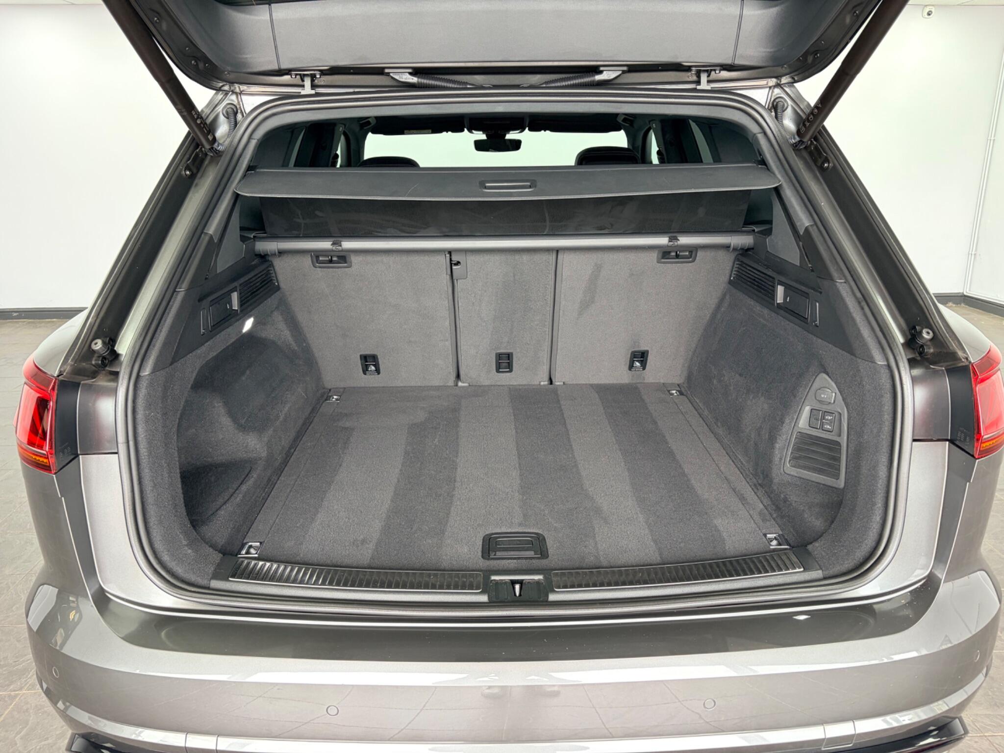 Volkswagen Touareg view 28