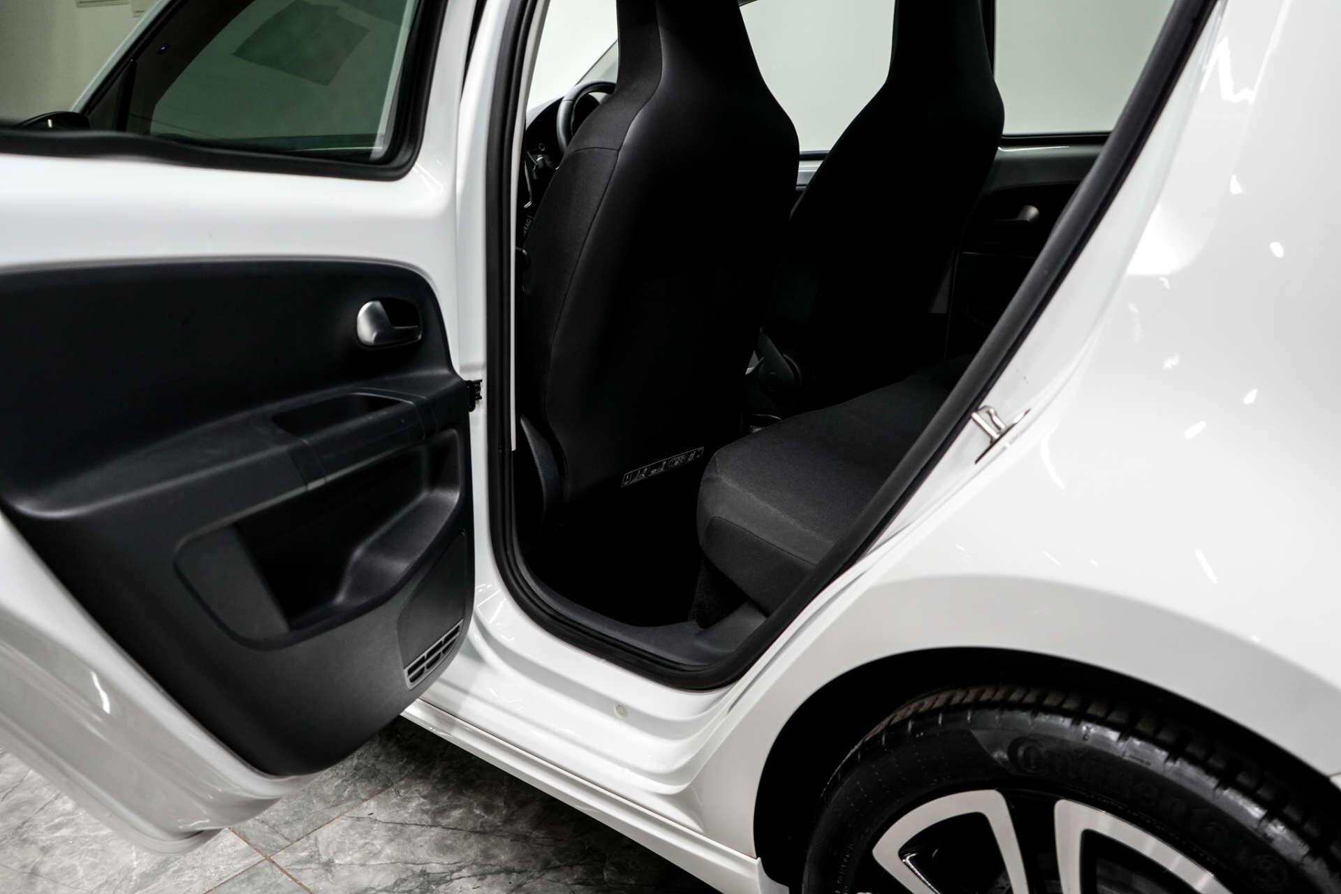 Volkswagen Up! view 21