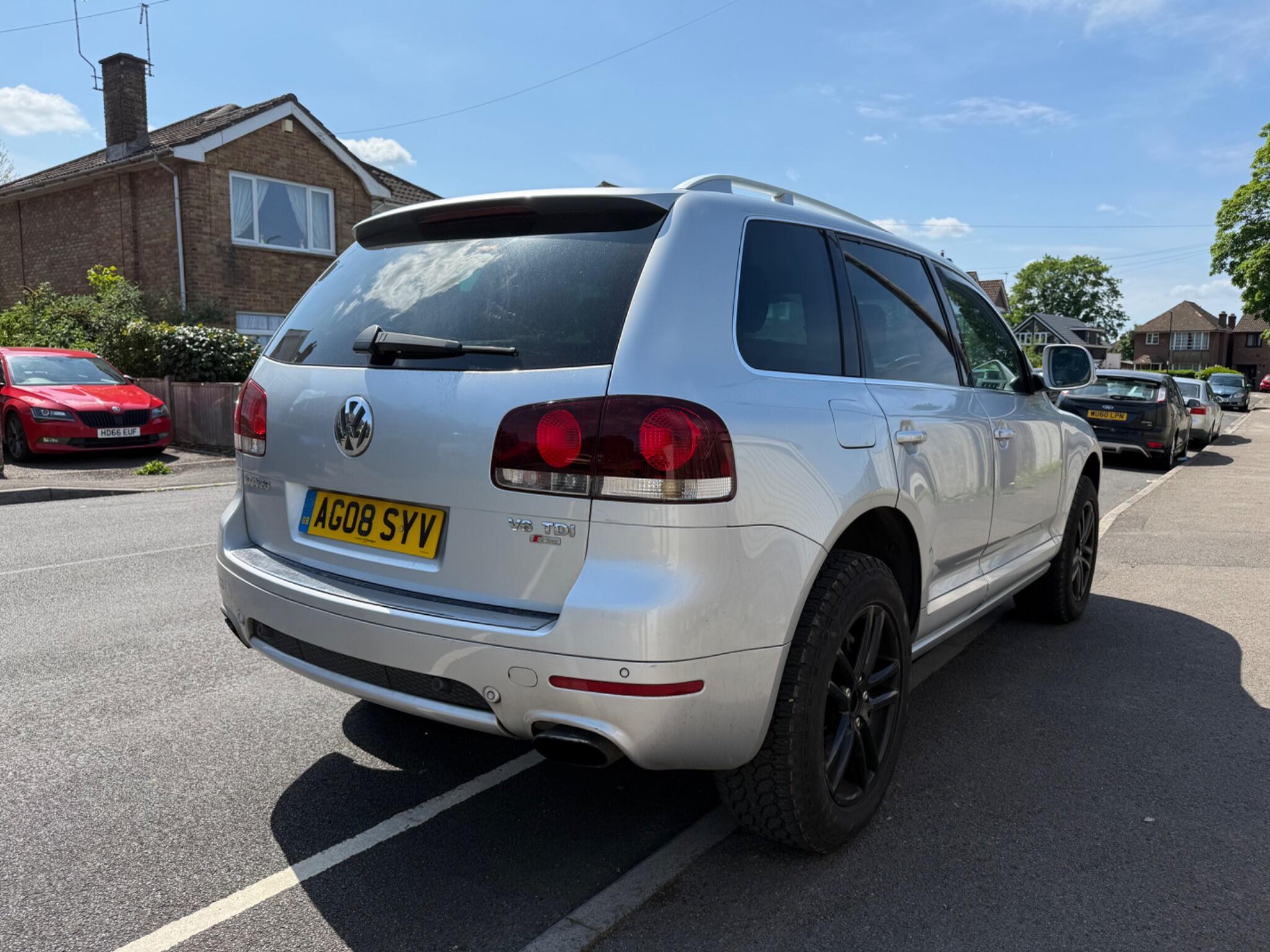 Volkswagen Touareg view 4
