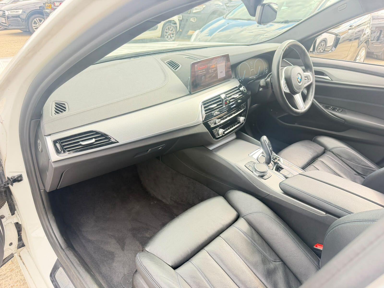 BMW 5 Series view 32