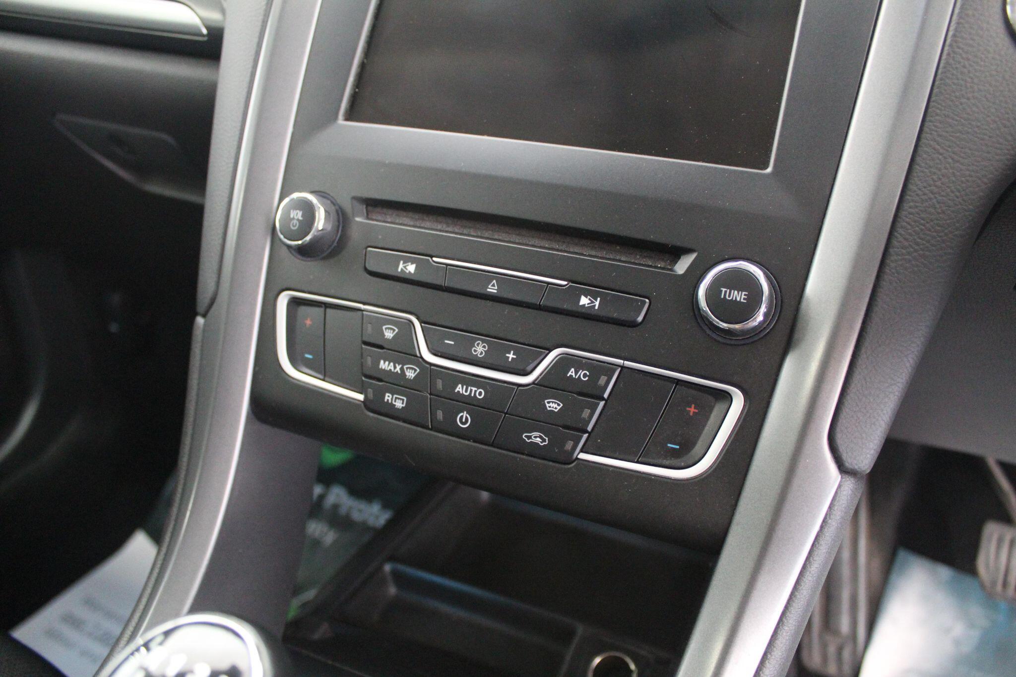 Ford Mondeo view 39