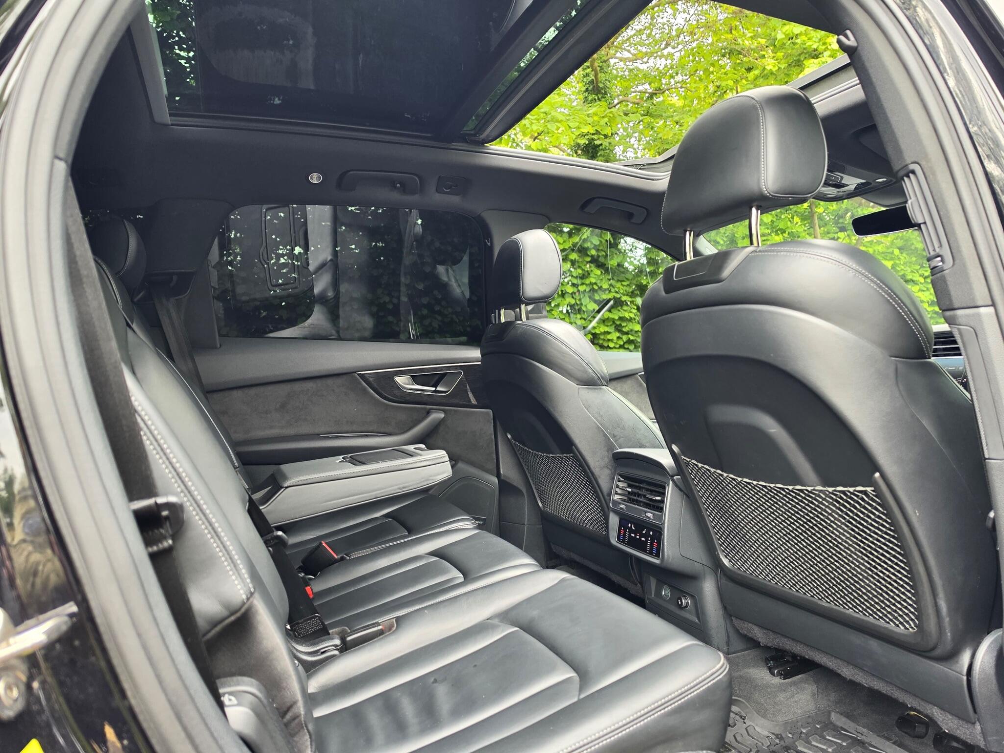Audi Q7 view 6